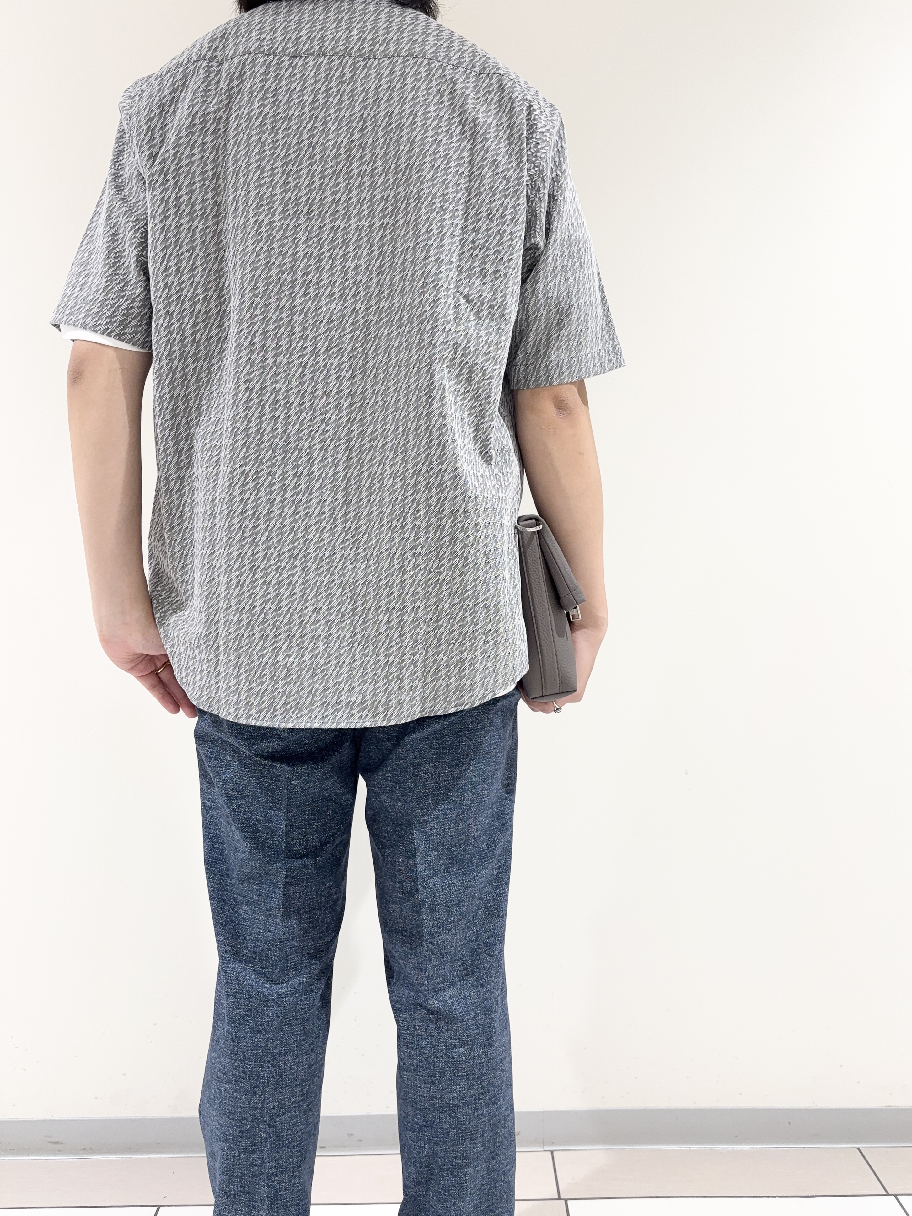 及川さんの「TAKEO KIKUCHI｜播州織り 千鳥 半袖シャツ」を使ったコーディネート