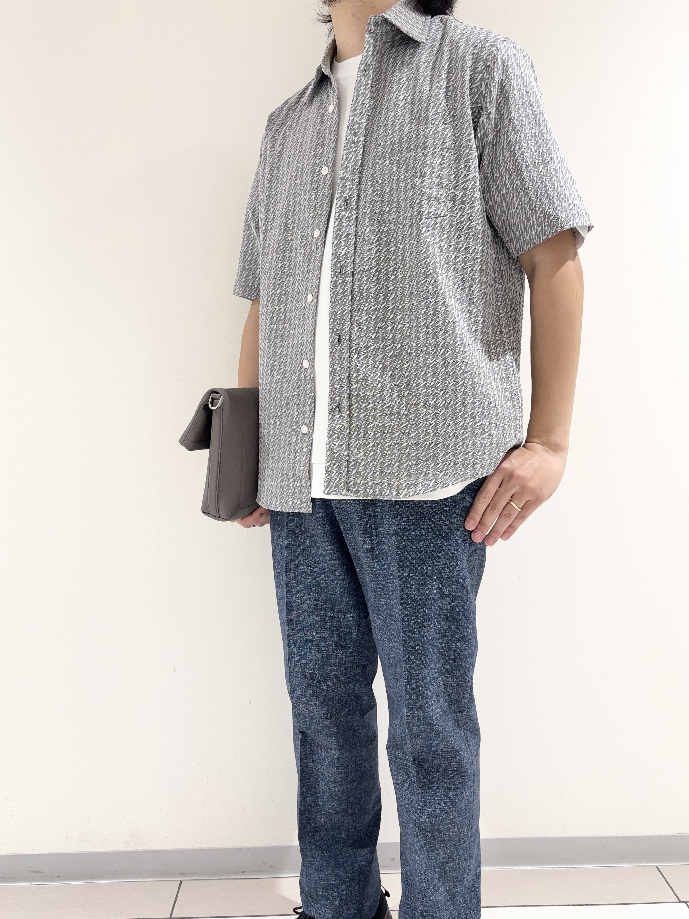 及川さんの「TAKEO KIKUCHI｜播州織り 千鳥 半袖シャツ」を使ったコーディネート