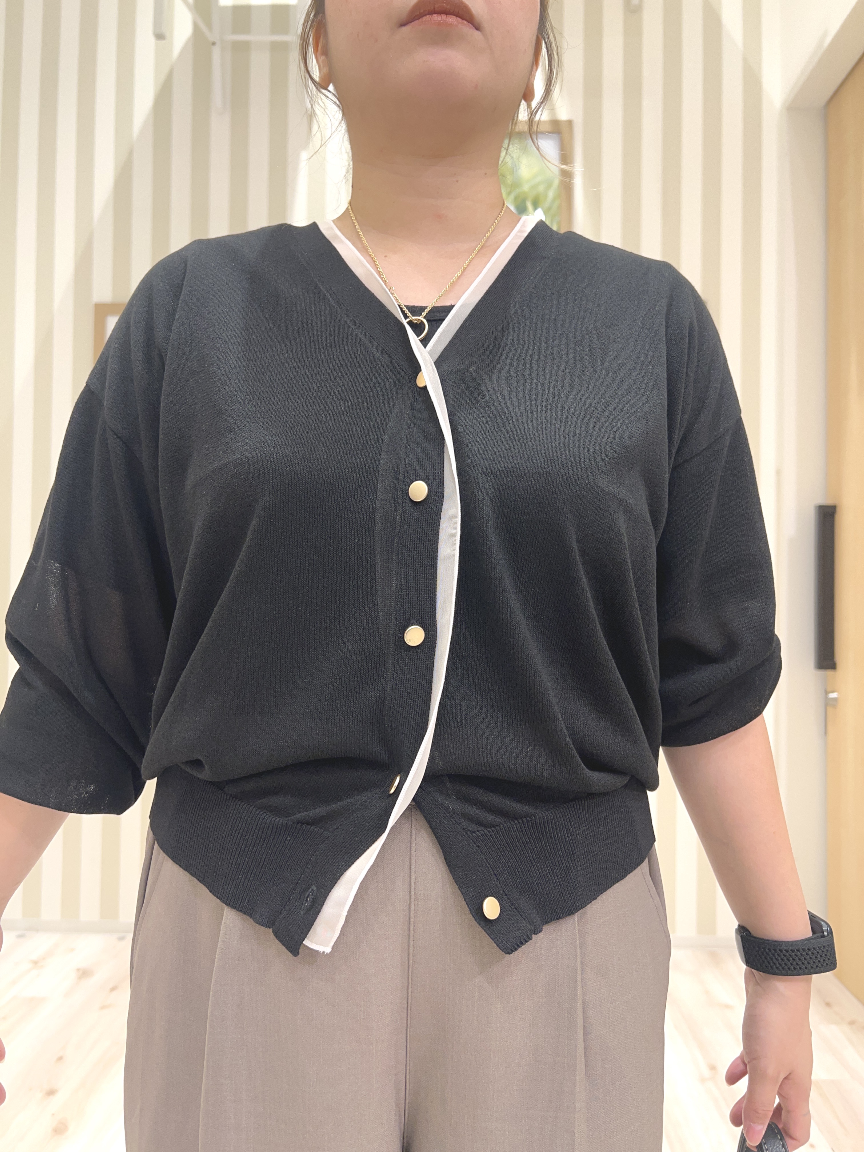mさんの「SHOO･LA･RUE｜【洗濯機可/S-LL】配色シフォン襟でサマ見え 上品シアーカーディガン」を使ったコーディネート