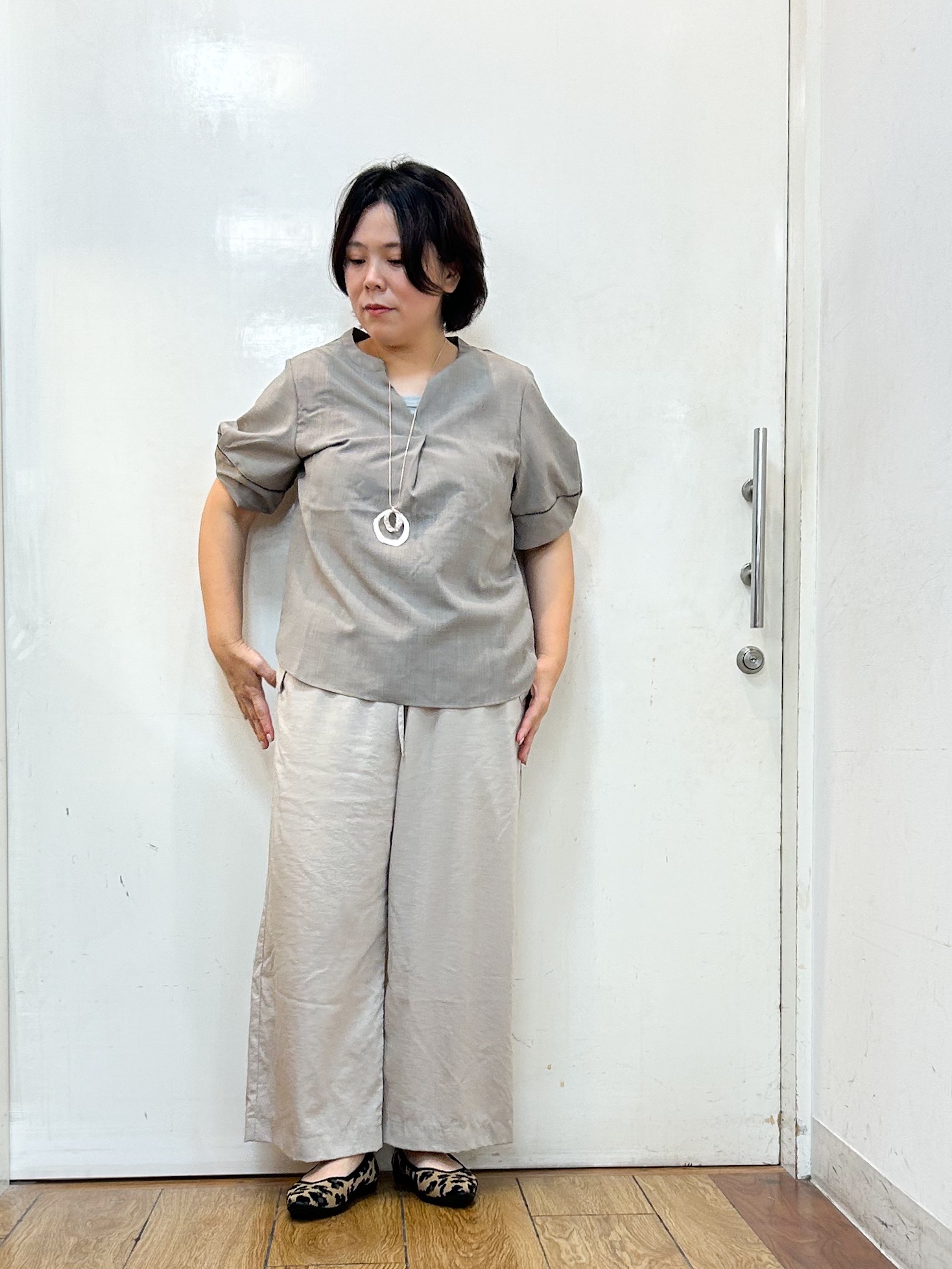 haruさんの「SHOO･LA･RUE｜【洗濯後しわになりにくい/インせずきまる】お袖のハシゴレースが涼やかな印象 麻調スキッパーブラウス」を使ったコーディネート