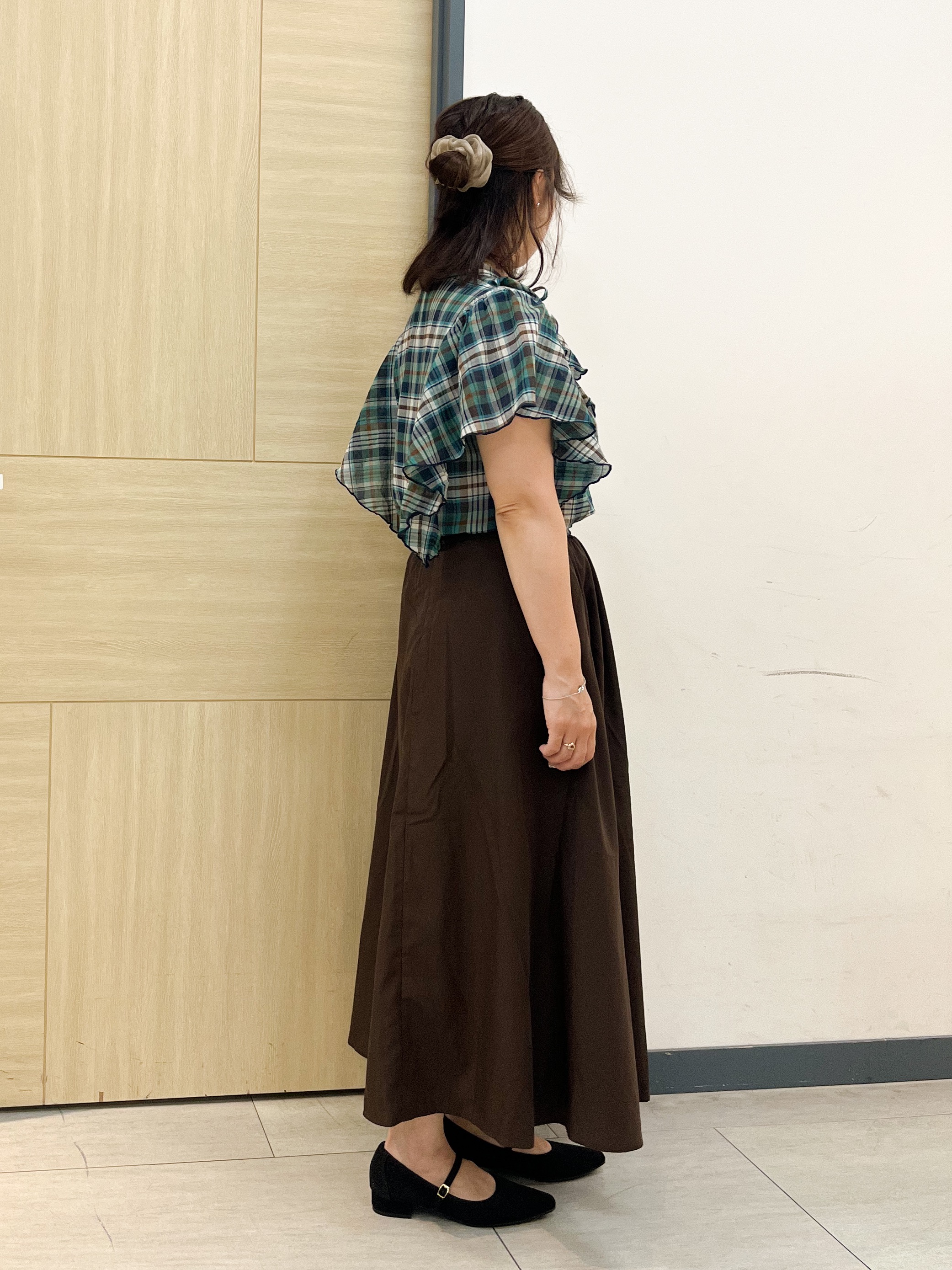 YOさんの「grove｜1枚で着映えが叶う チェックラッフルフリルブラウス」を使ったコーディネート