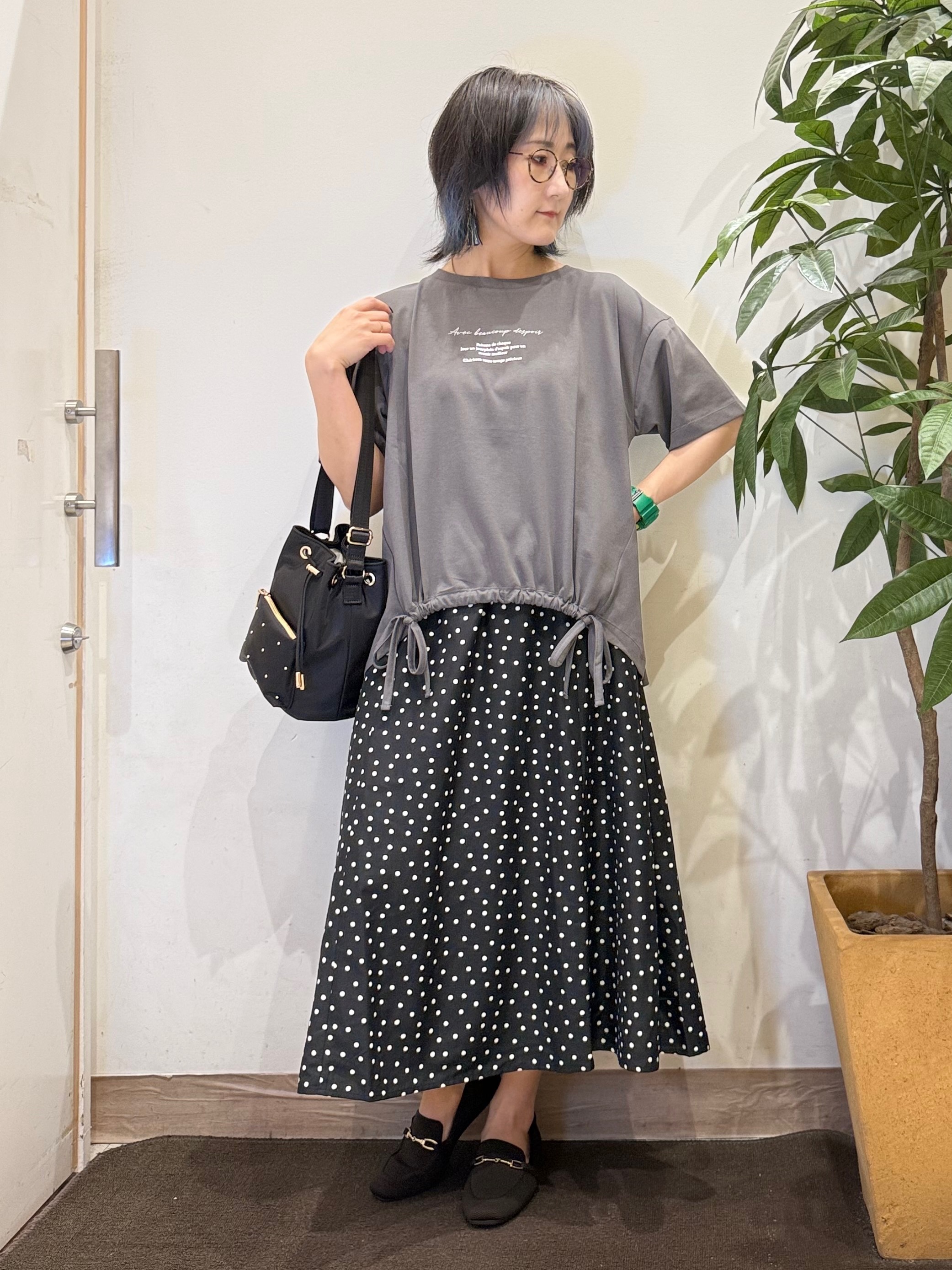 misakiさんの「SHOO･LA･RUE｜【ひんやり/体型カバー】プリントデザインが目を惹く 裾シャーリングTシャツ」を使ったコーディネート