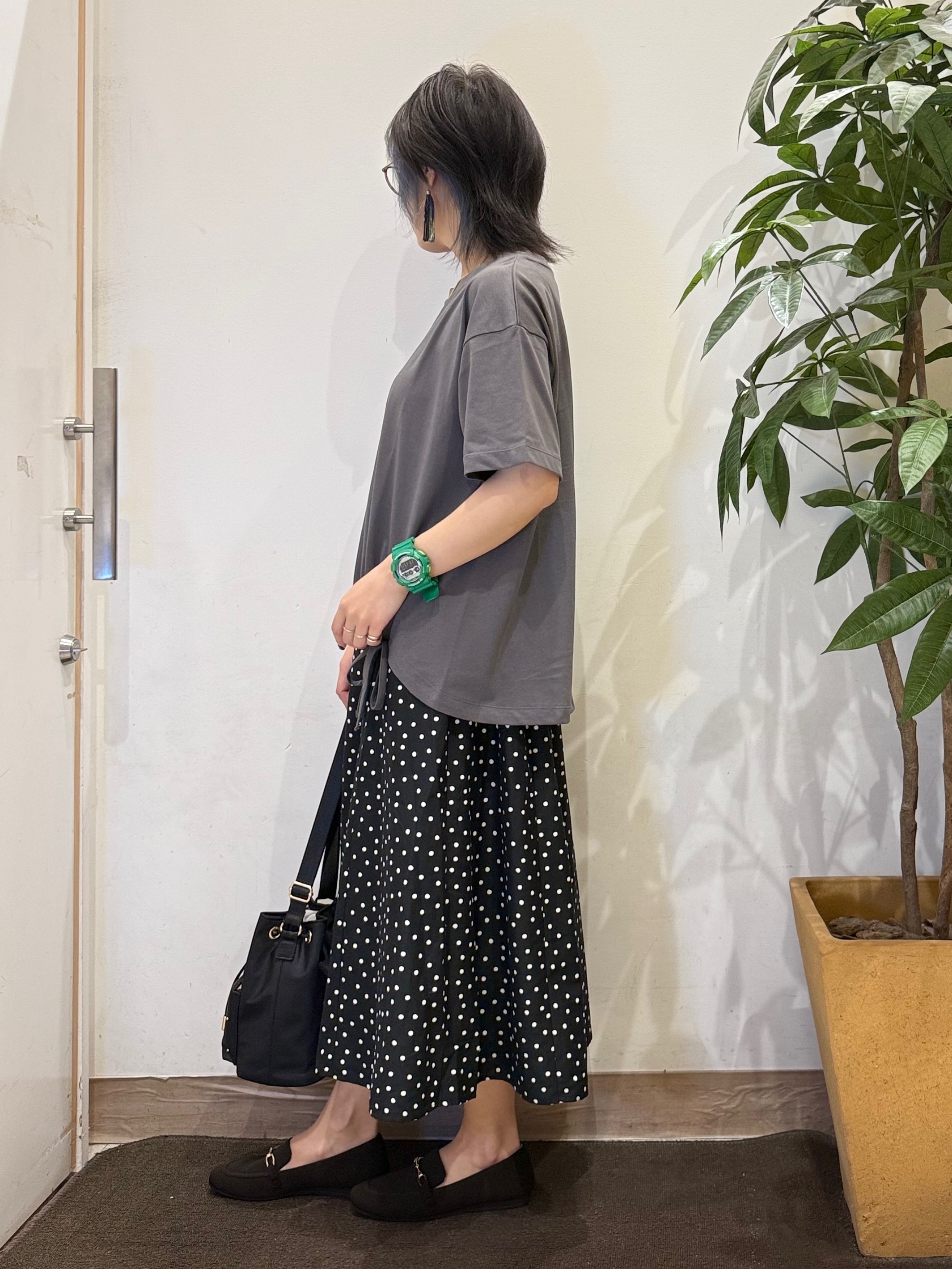 misakiさんの「SHOO･LA･RUE｜【ひんやり/体型カバー】プリントデザインが目を惹く 裾シャーリングTシャツ」を使ったコーディネート