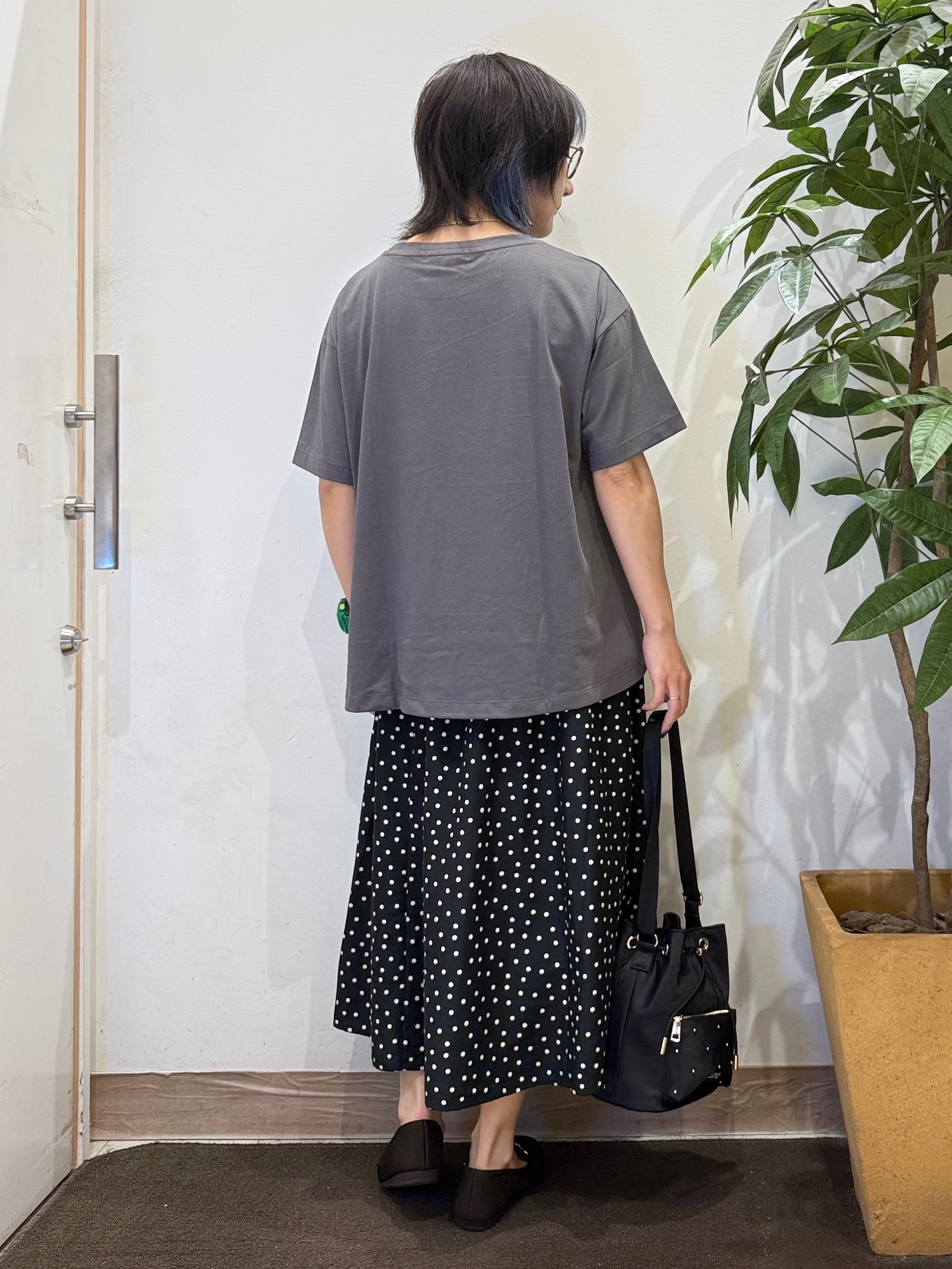 misakiさんの「SHOO･LA･RUE｜【ひんやり/体型カバー】プリントデザインが目を惹く 裾シャーリングTシャツ」を使ったコーディネート