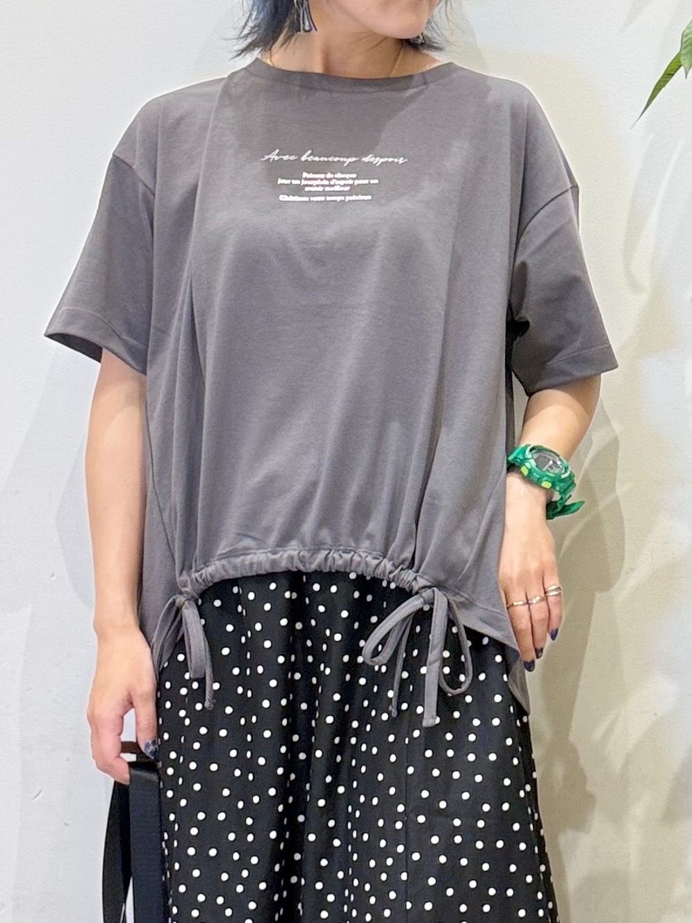 misakiさんの「SHOO･LA･RUE｜【ひんやり/体型カバー】プリントデザインが目を惹く 裾シャーリングTシャツ」を使ったコーディネート