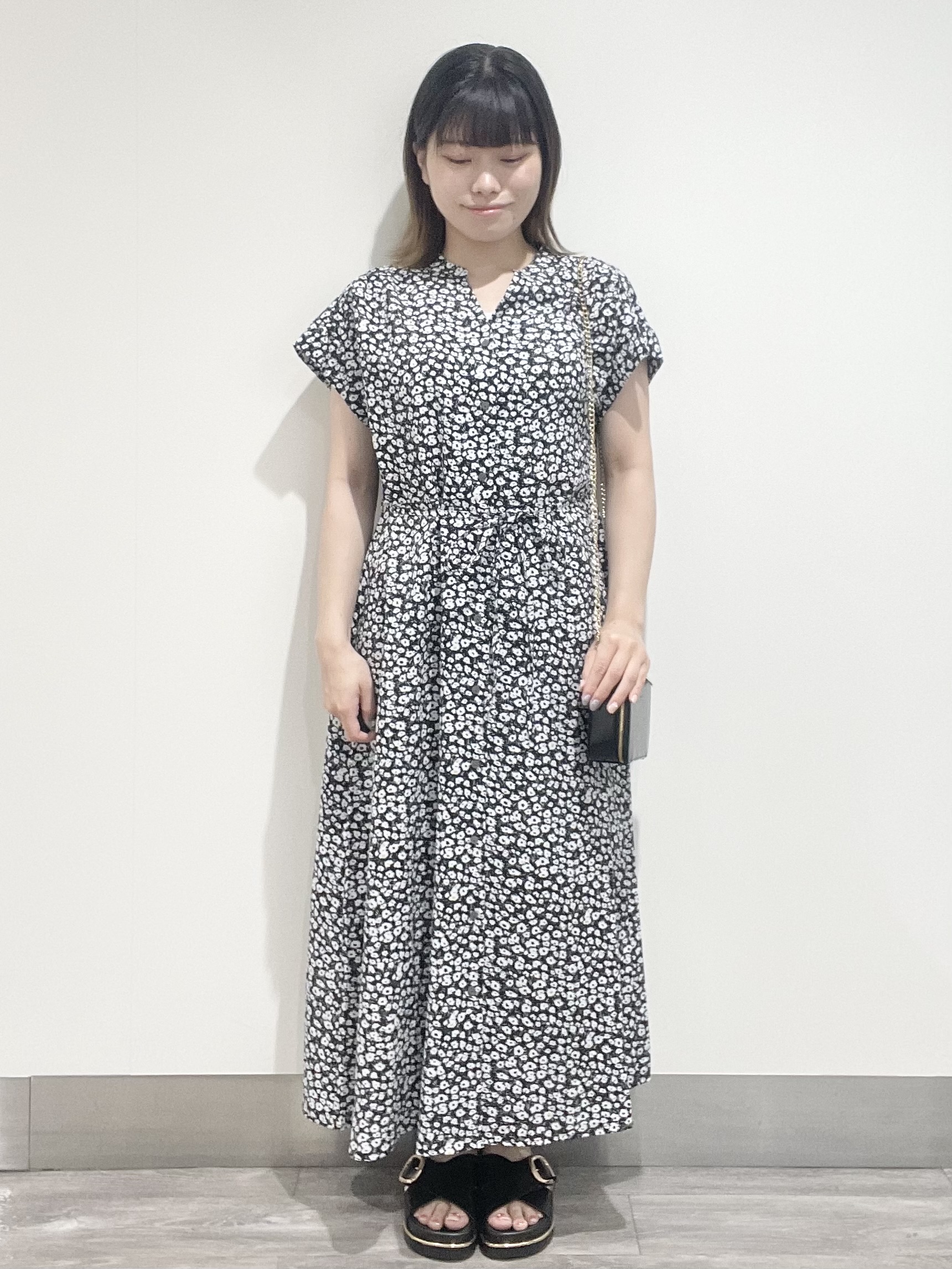 こじさんの「OPAQUE.CLIP｜小花柄スキッパーワンピース【洗濯機OK】」を使ったコーディネート