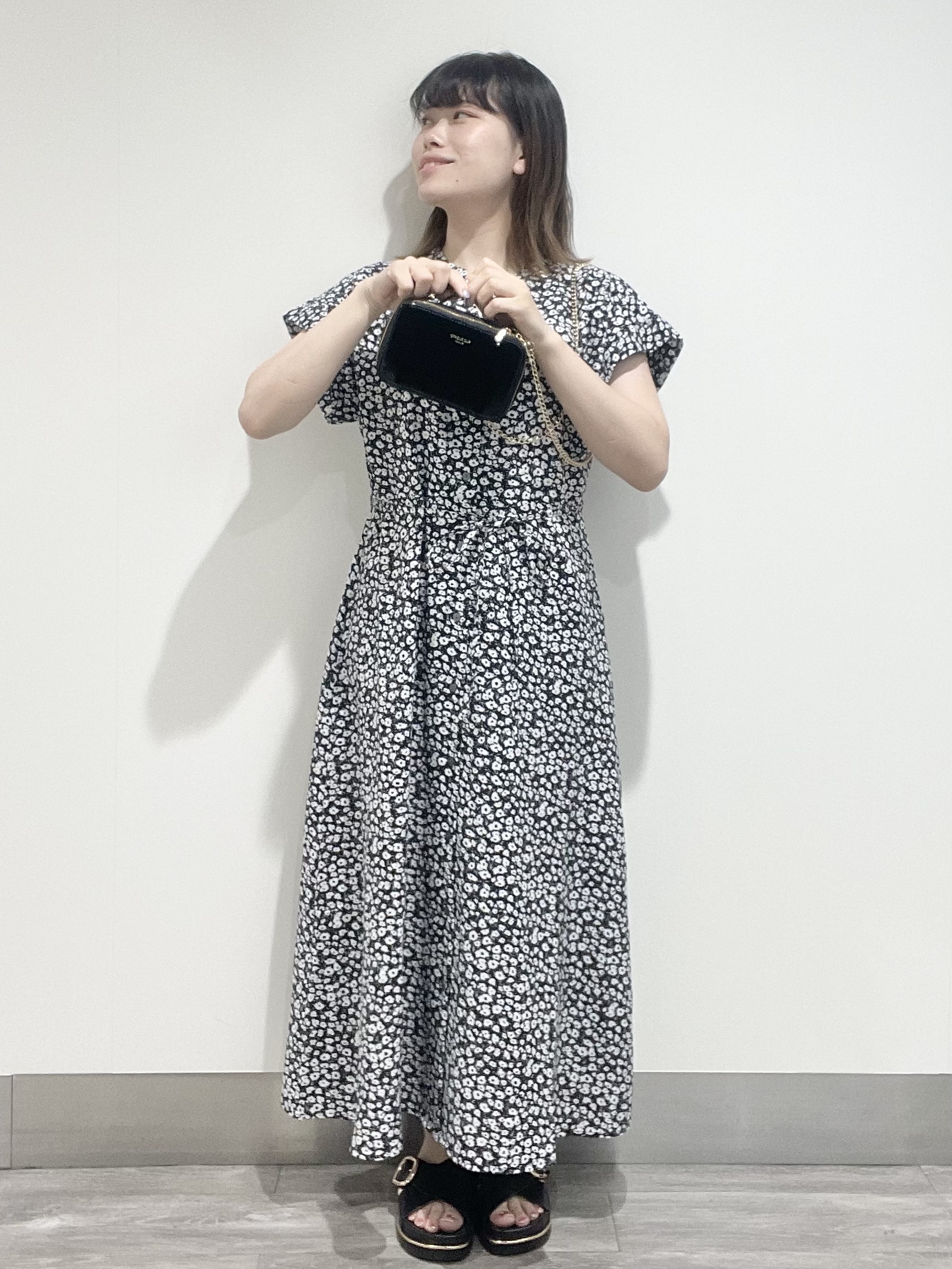 こじさんの「OPAQUE.CLIP｜小花柄スキッパーワンピース【洗濯機OK】」を使ったコーディネート
