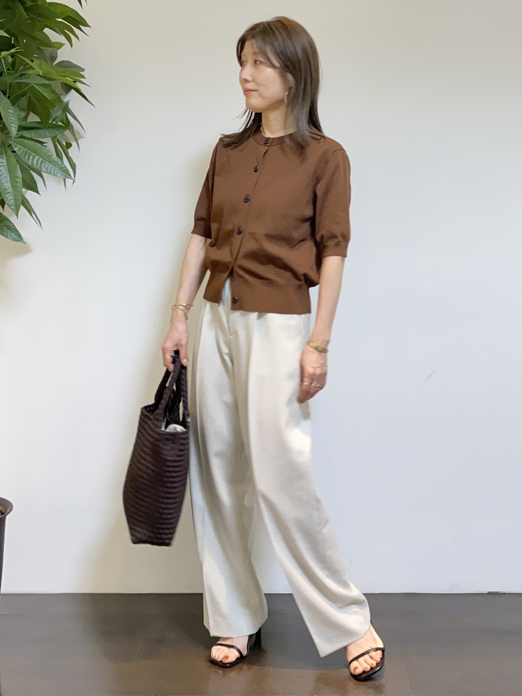 tomoさんの「UNTITLED｜【すっきりコンパクト】ドライタッチ5分袖カーディガン」を使ったコーディネート
