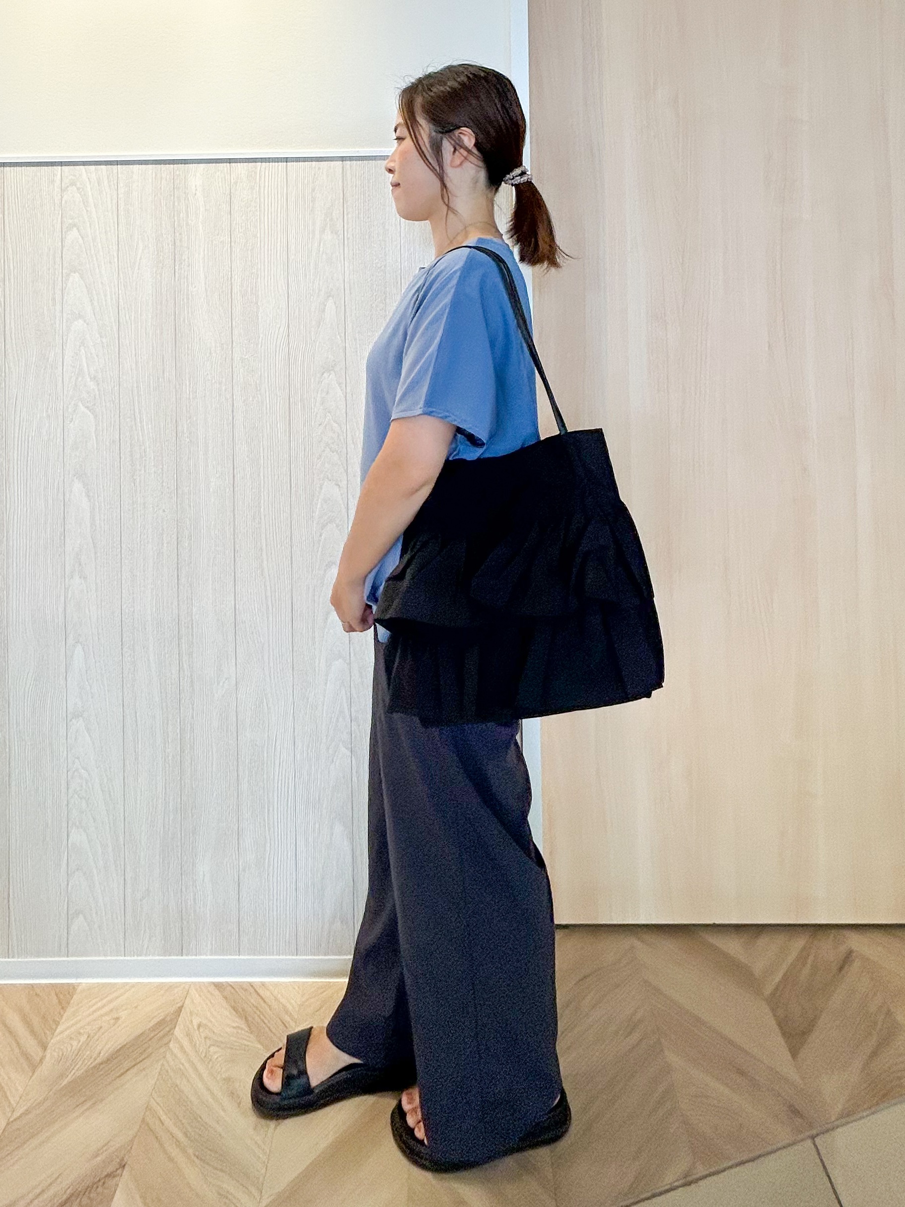 tomoさんの「SHOO･LA･RUE｜【ひんやり/UV】ヒップまわりを自然にカバー 異素材ドッキング 裾タックトップス」を使ったコーディネート