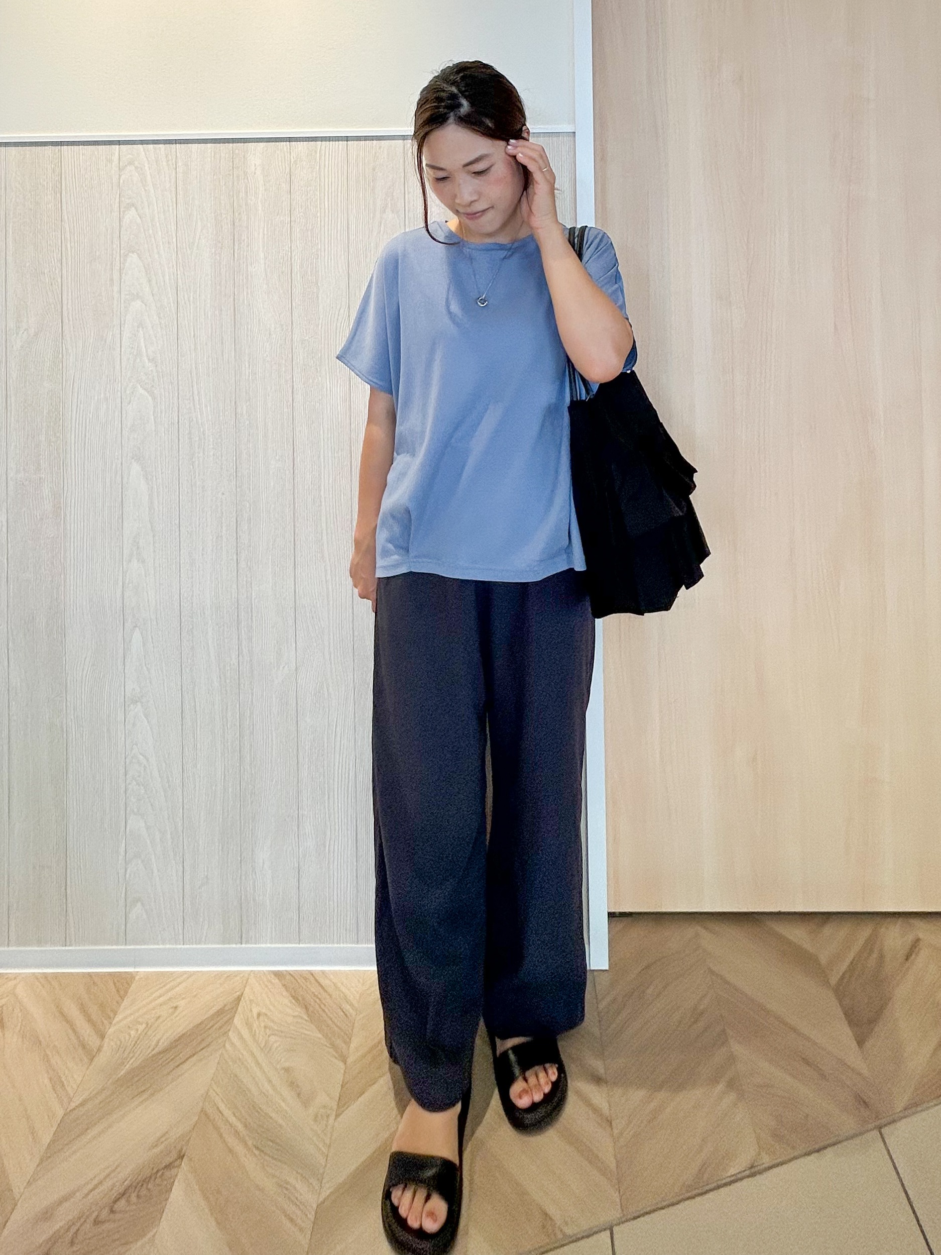 tomoさんの「SHOO･LA･RUE｜【ひんやり/UV】ヒップまわりを自然にカバー 異素材ドッキング 裾タックトップス」を使ったコーディネート