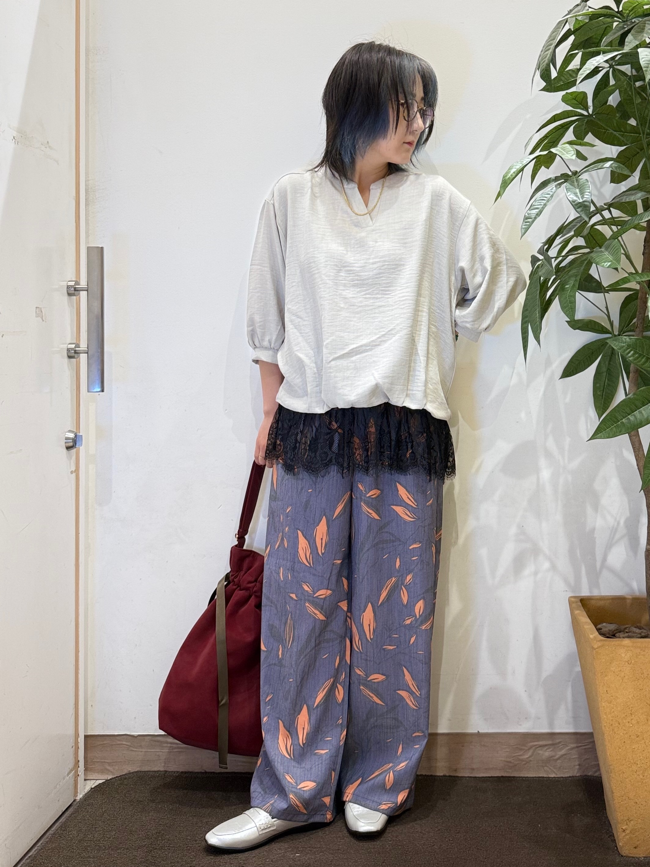 misakiさんの「SHOO･LA･RUE｜【S-LL】裾レースで女性らしさをプラス レイヤード風 タックスキッパーブラウス」を使ったコーディネート