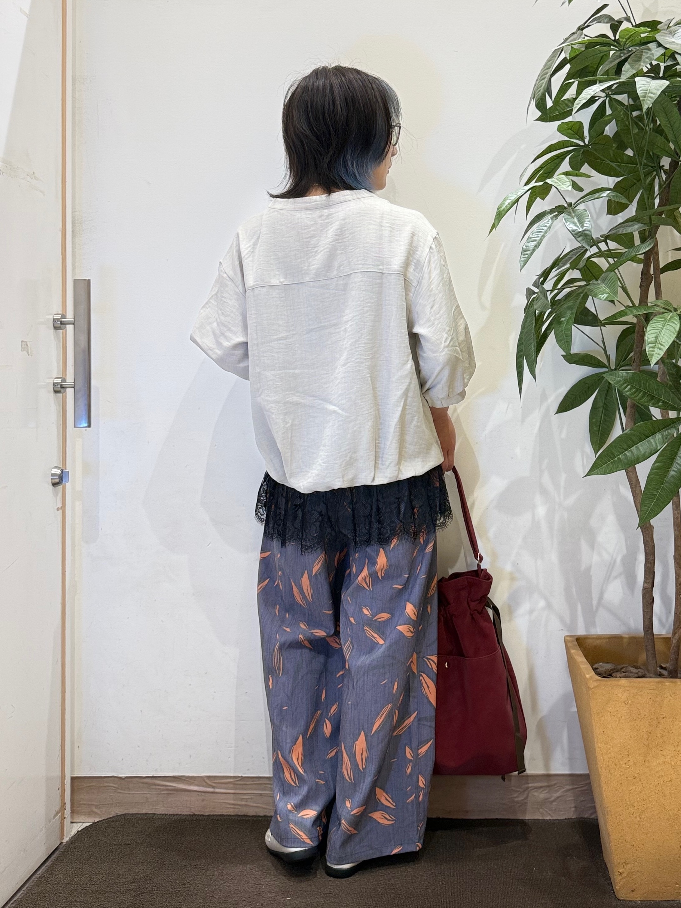 misakiさんの「SHOO･LA･RUE｜【S-LL】裾レースで女性らしさをプラス レイヤード風 タックスキッパーブラウス」を使ったコーディネート