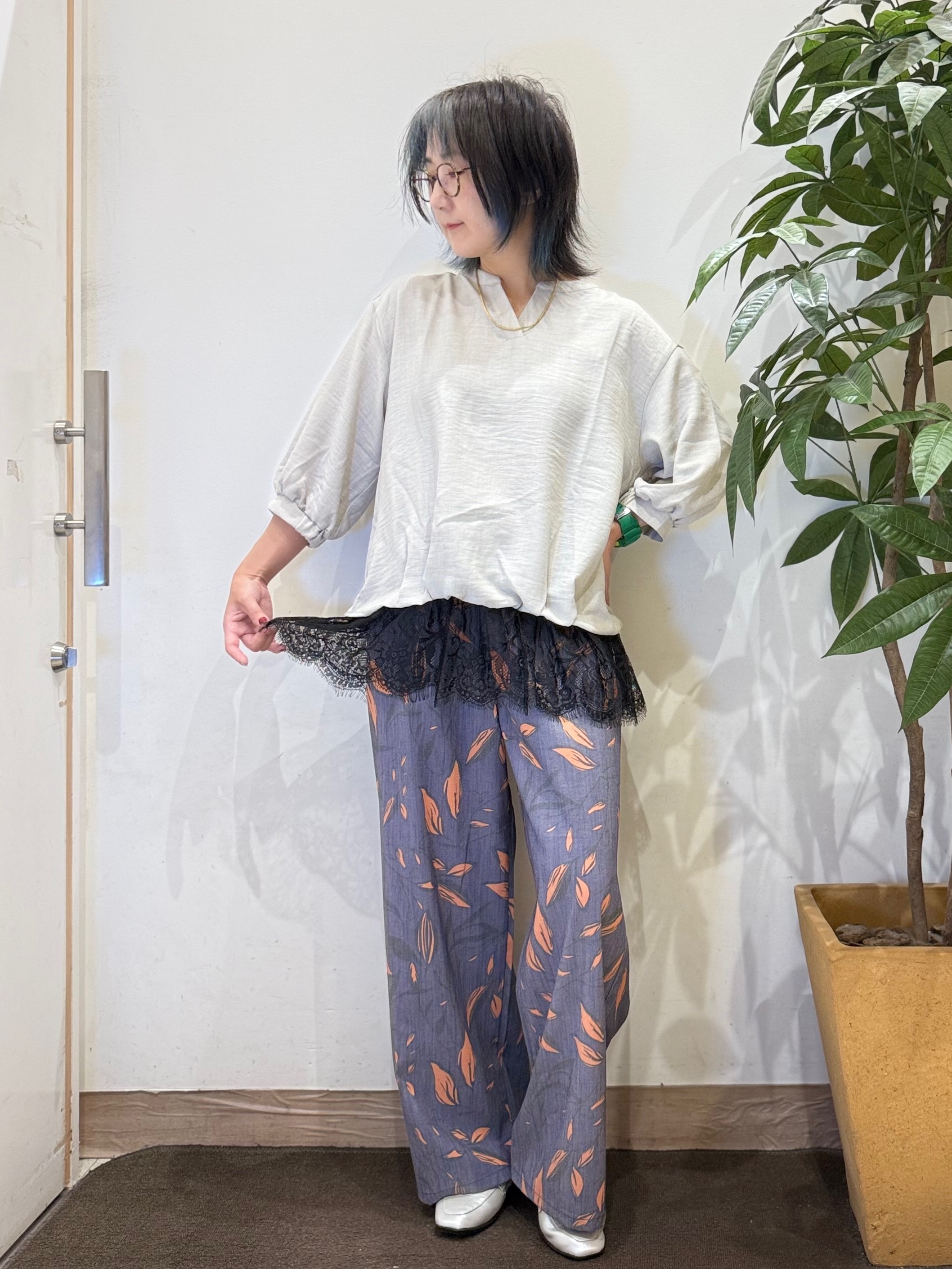 misakiさんの「SHOO･LA･RUE｜【S-LL】裾レースで女性らしさをプラス レイヤード風 タックスキッパーブラウス」を使ったコーディネート