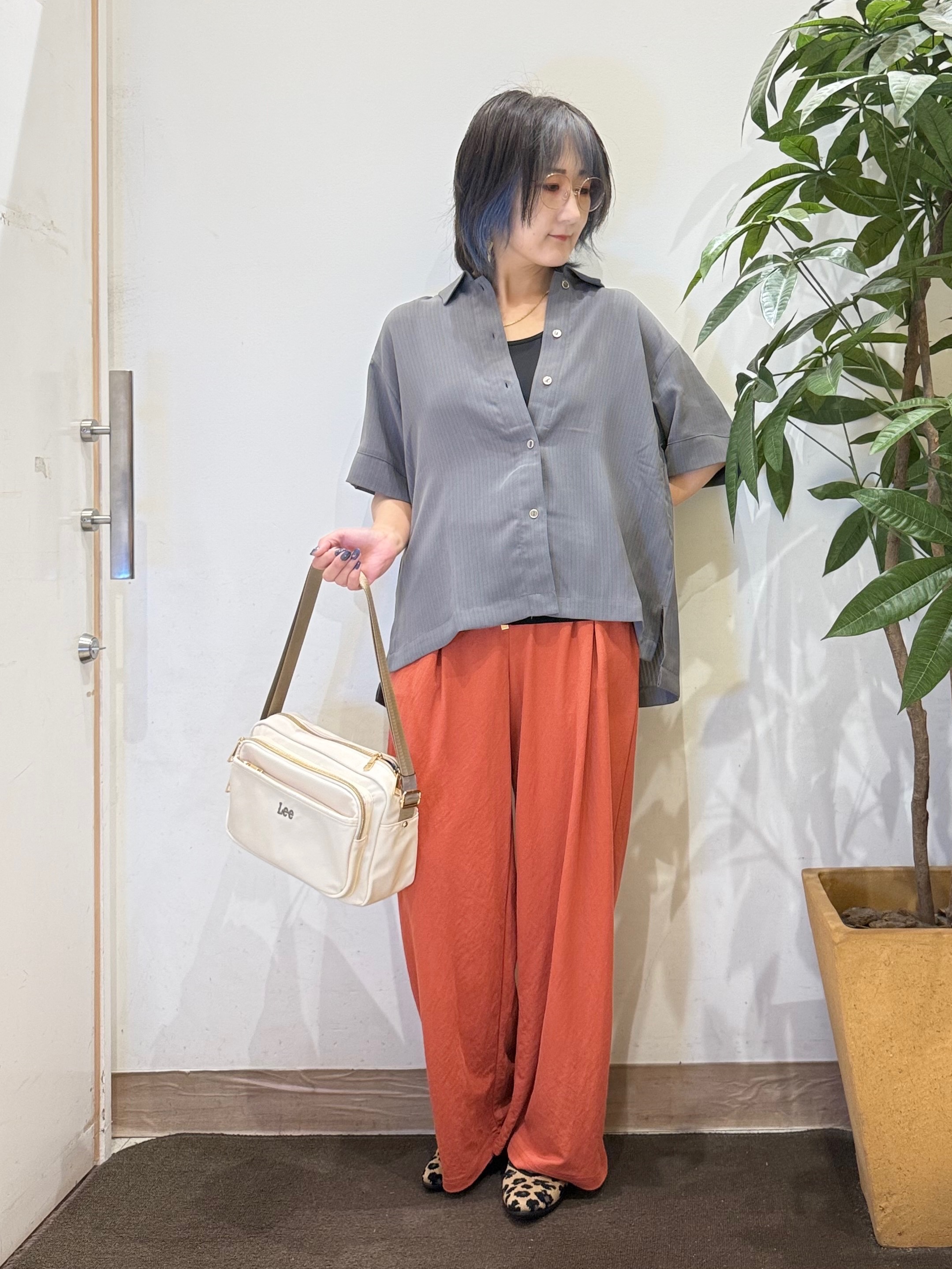misakiさんの「SHOO･LA･RUE｜【通気性〇/ひんやり/S-LL】洗濯後しわになりにくい とろみストライプシャツ」を使ったコーディネート