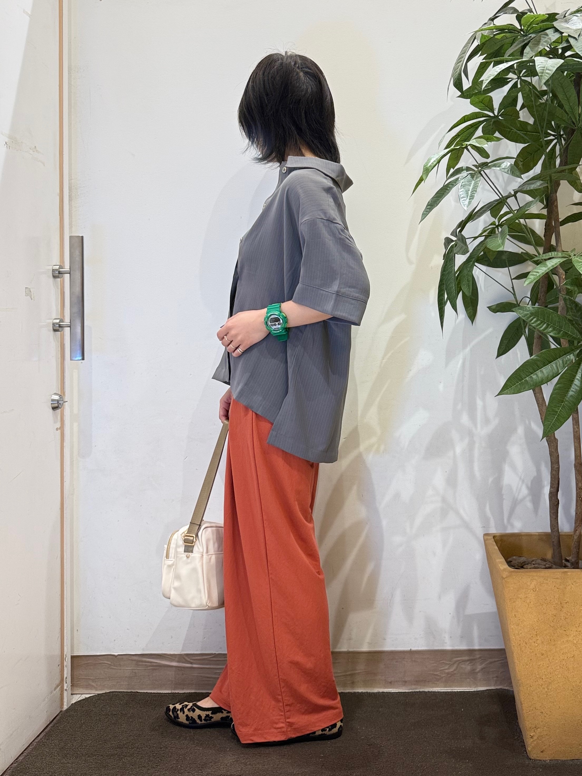 misakiさんの「SHOO･LA･RUE｜【通気性〇/ひんやり/S-LL】洗濯後しわになりにくい とろみストライプシャツ」を使ったコーディネート