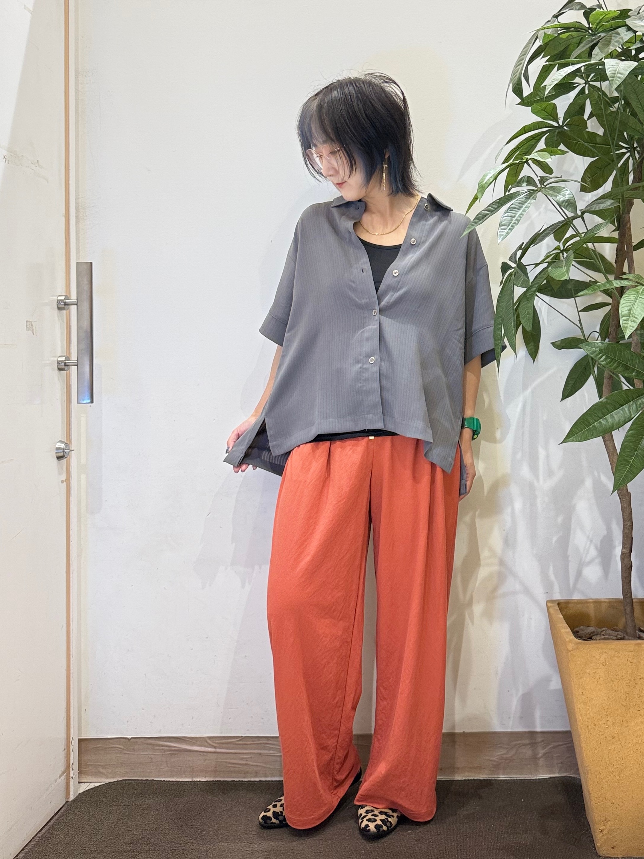 misakiさんの「SHOO･LA･RUE｜【通気性〇/ひんやり/S-LL】洗濯後しわになりにくい とろみストライプシャツ」を使ったコーディネート