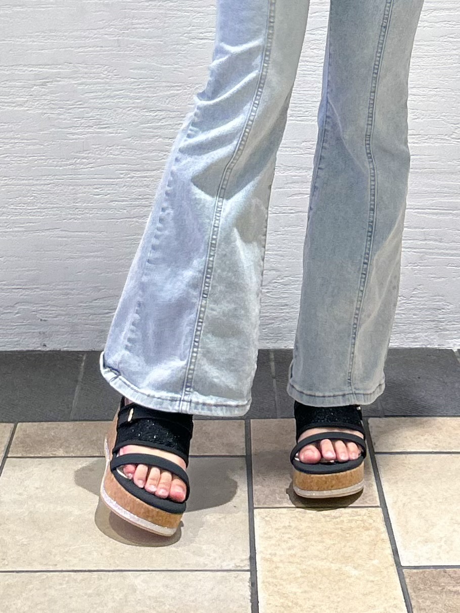 ゆうりさんの「ESPERANZA｜シャイニースライドコルクサンダル」を使ったコーディネート