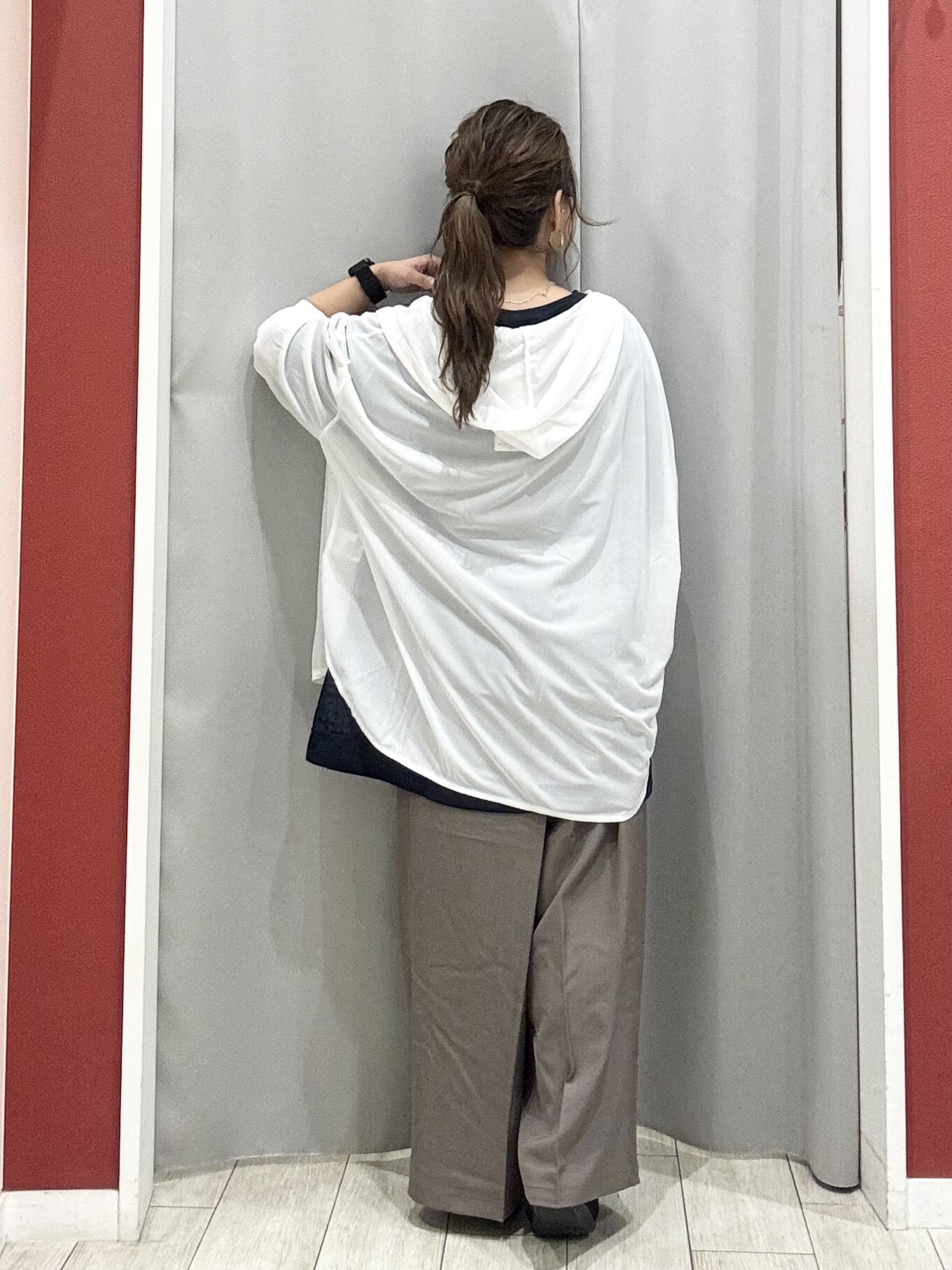 shioさんの「SHOO･LA･RUE｜【洗濯機可/体型カバー】程よい透け感の ゆるシア―シャツパーカ」を使ったコーディネート