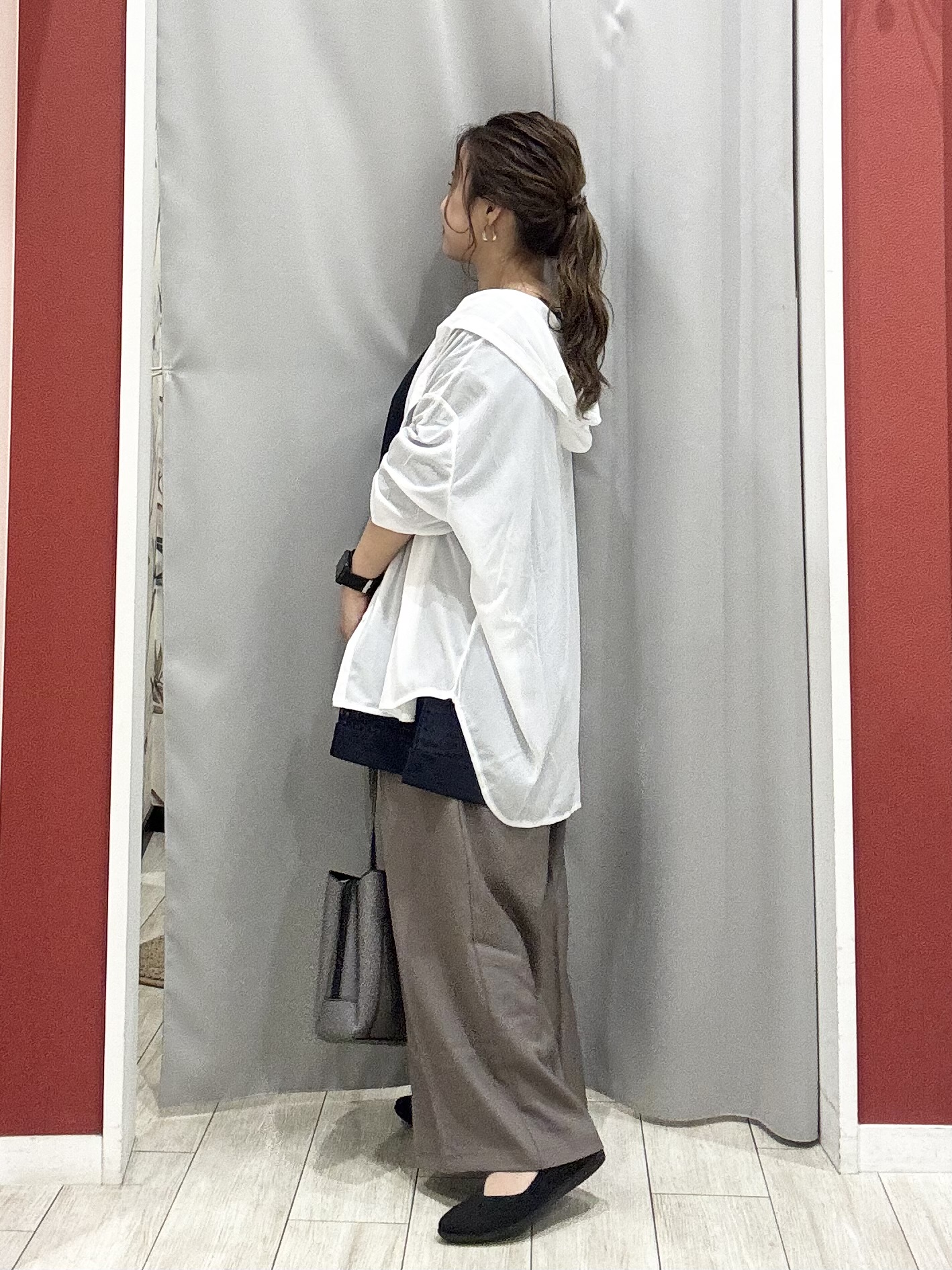 shioさんの「SHOO･LA･RUE｜【洗濯機可/体型カバー】程よい透け感の ゆるシア―シャツパーカ」を使ったコーディネート