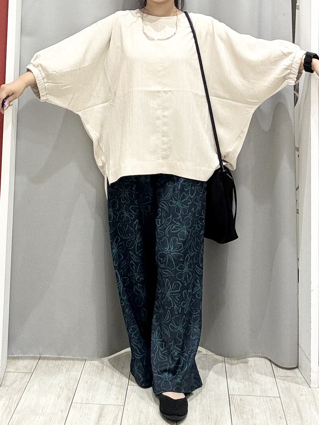 shioさんの「SHOO･LA･RUE｜【インせず着られる/洗濯後しわになりにくい】しぼしぼドルマンブラウス」を使ったコーディネート