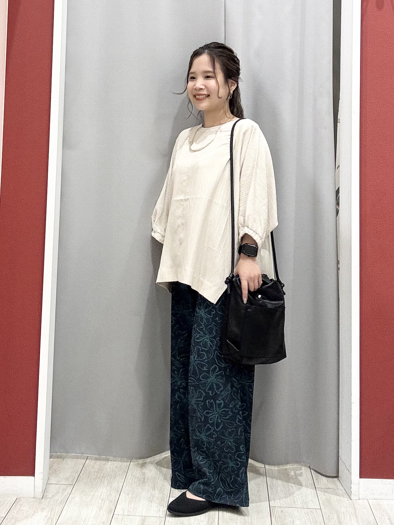shioさんの「SHOO･LA･RUE｜【インせず着られる/洗濯後しわになりにくい】しぼしぼドルマンブラウス」を使ったコーディネート