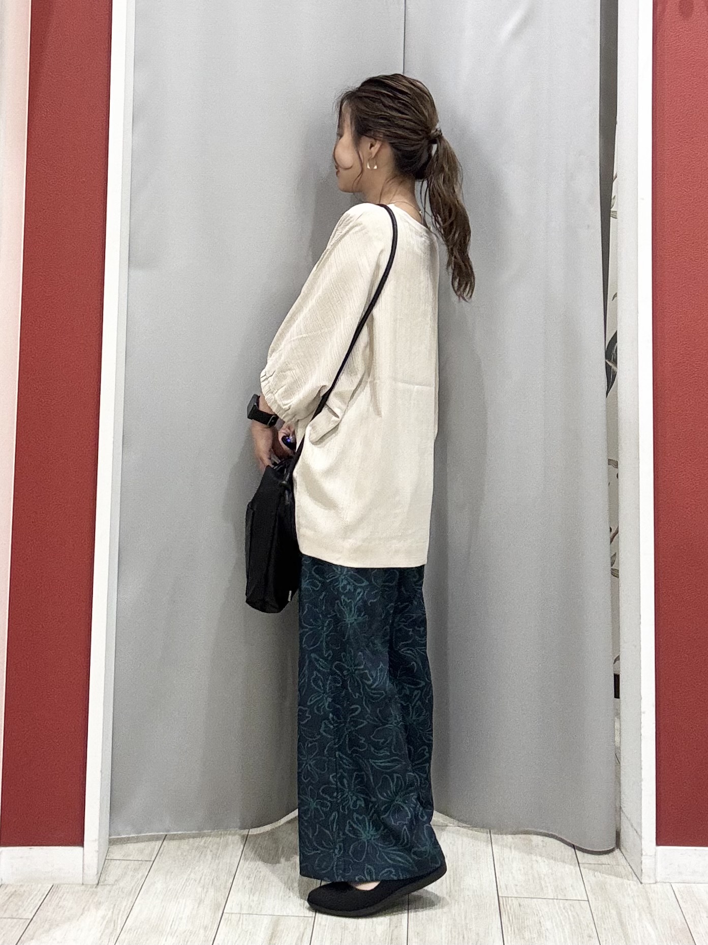 shioさんの「SHOO･LA･RUE｜【インせず着られる/洗濯後しわになりにくい】しぼしぼドルマンブラウス」を使ったコーディネート