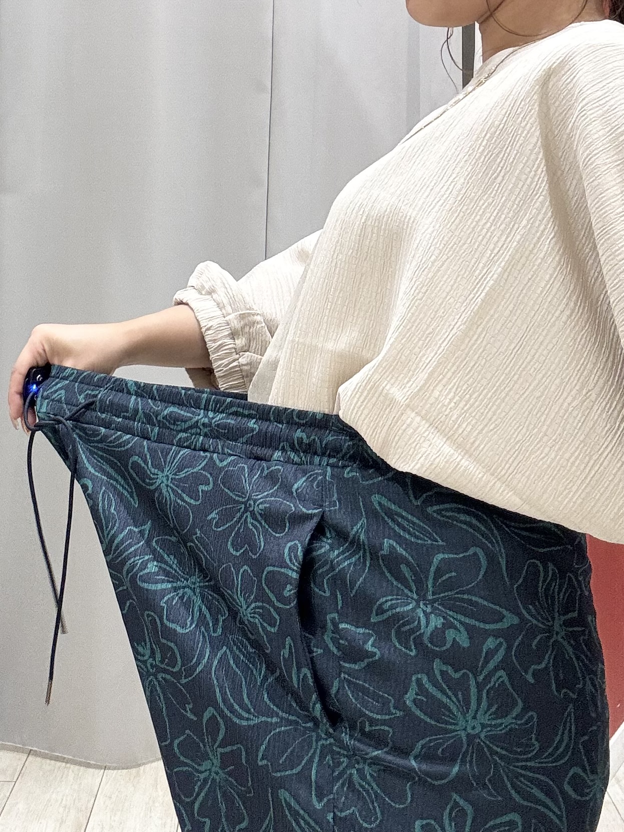 shioさんの「SHOO･LA･RUE｜【インせず着られる/洗濯後しわになりにくい】しぼしぼドルマンブラウス」を使ったコーディネート