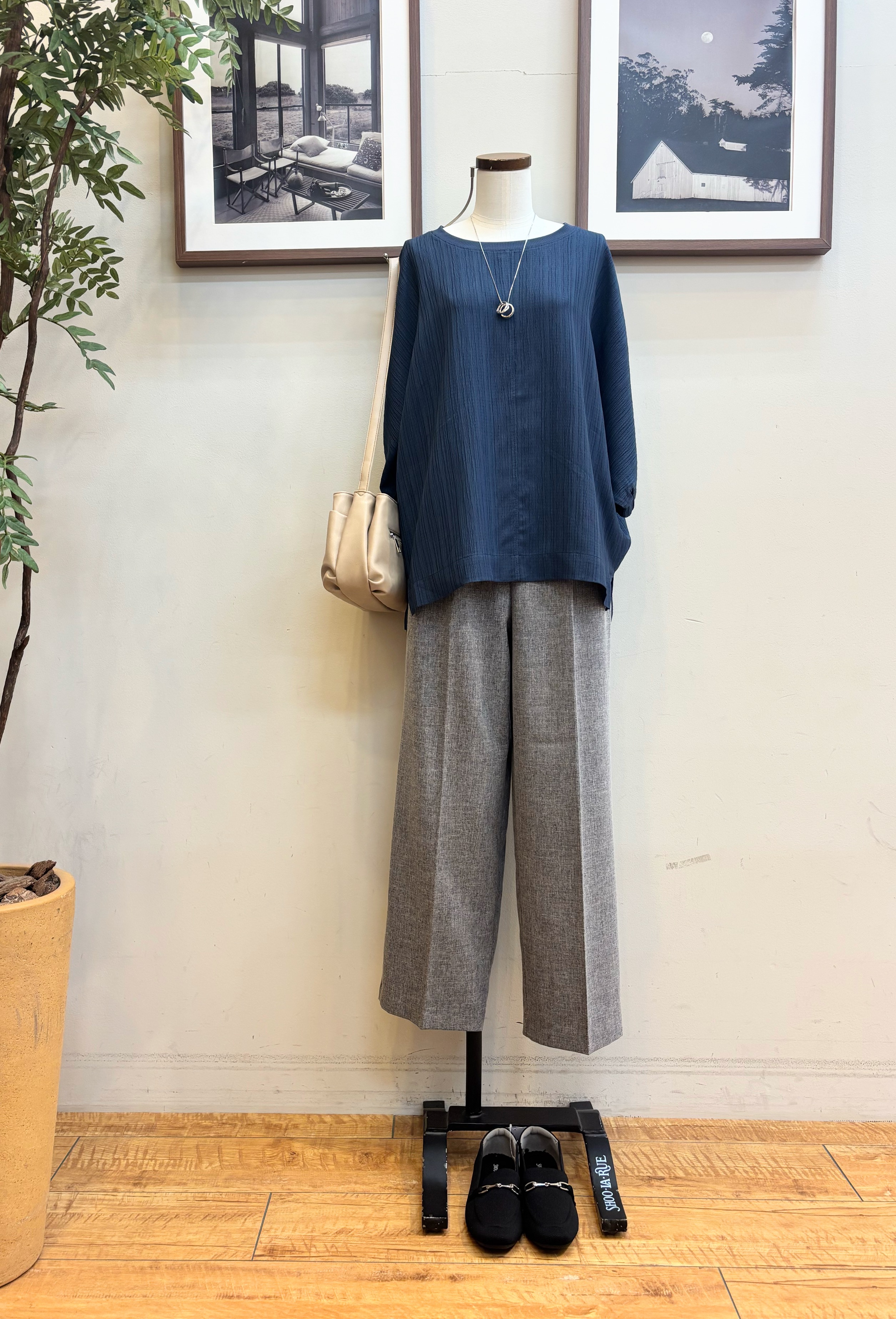maiさんの「SHOO･LA･RUE｜【インせず着られる/洗濯後しわになりにくい】しぼしぼドルマンブラウス」を使ったコーディネート