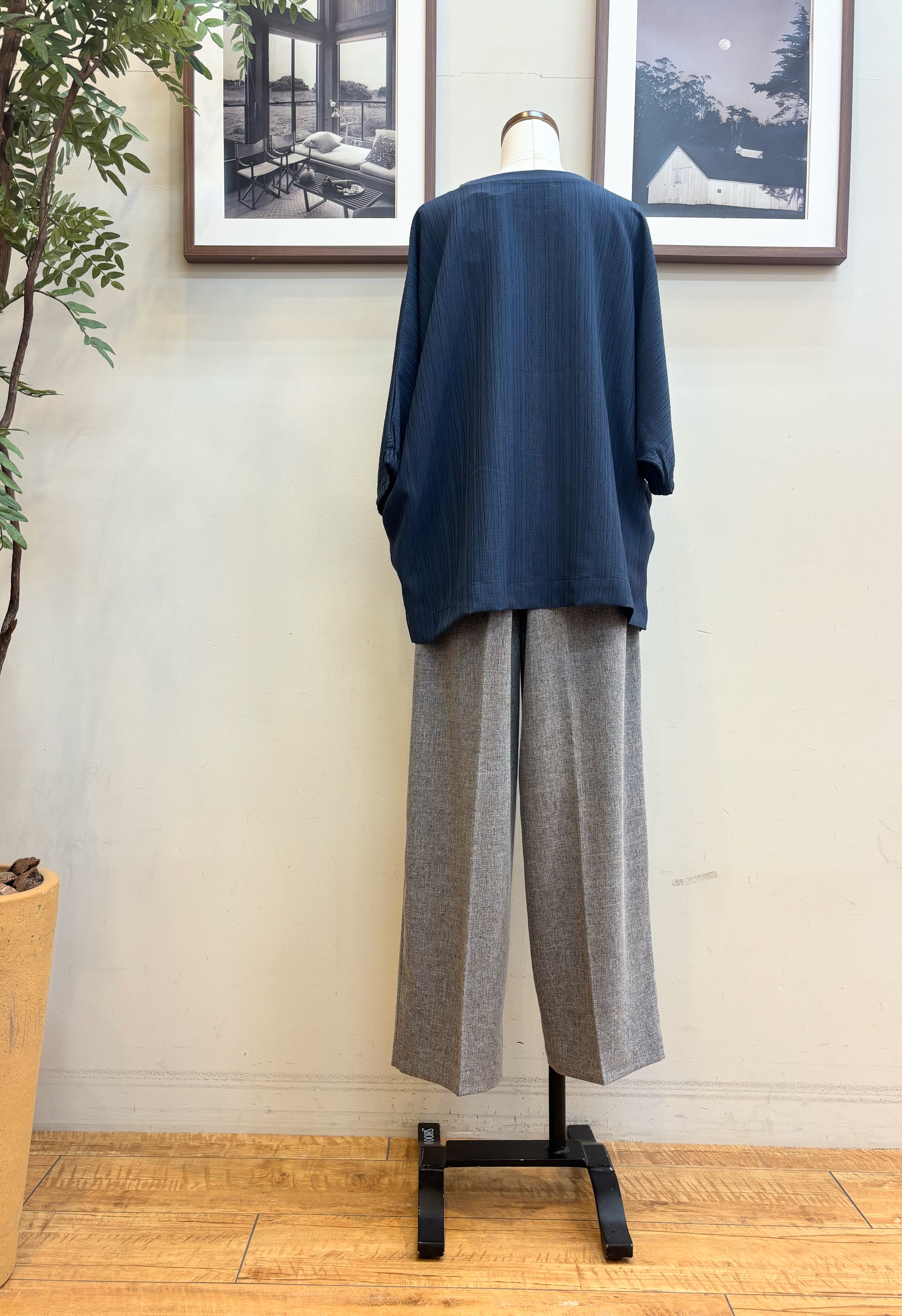 maiさんの「SHOO･LA･RUE｜【インせず着られる/洗濯後しわになりにくい】しぼしぼドルマンブラウス」を使ったコーディネート