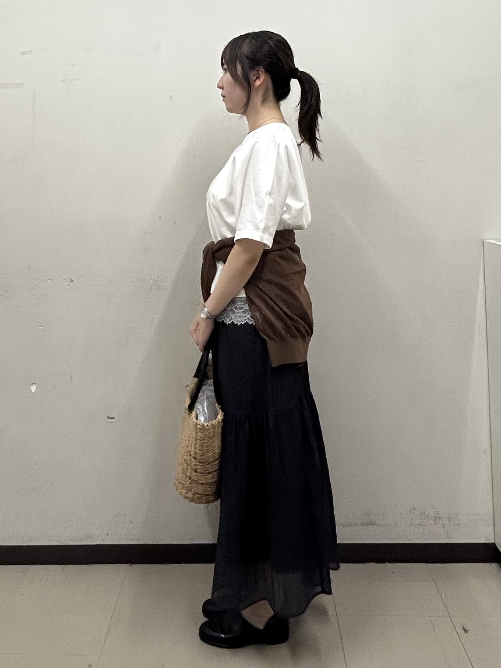 noeさんの「INDIVI｜【洗える／きれいめ】デニム風シアーティアードスカート」を使ったコーディネート