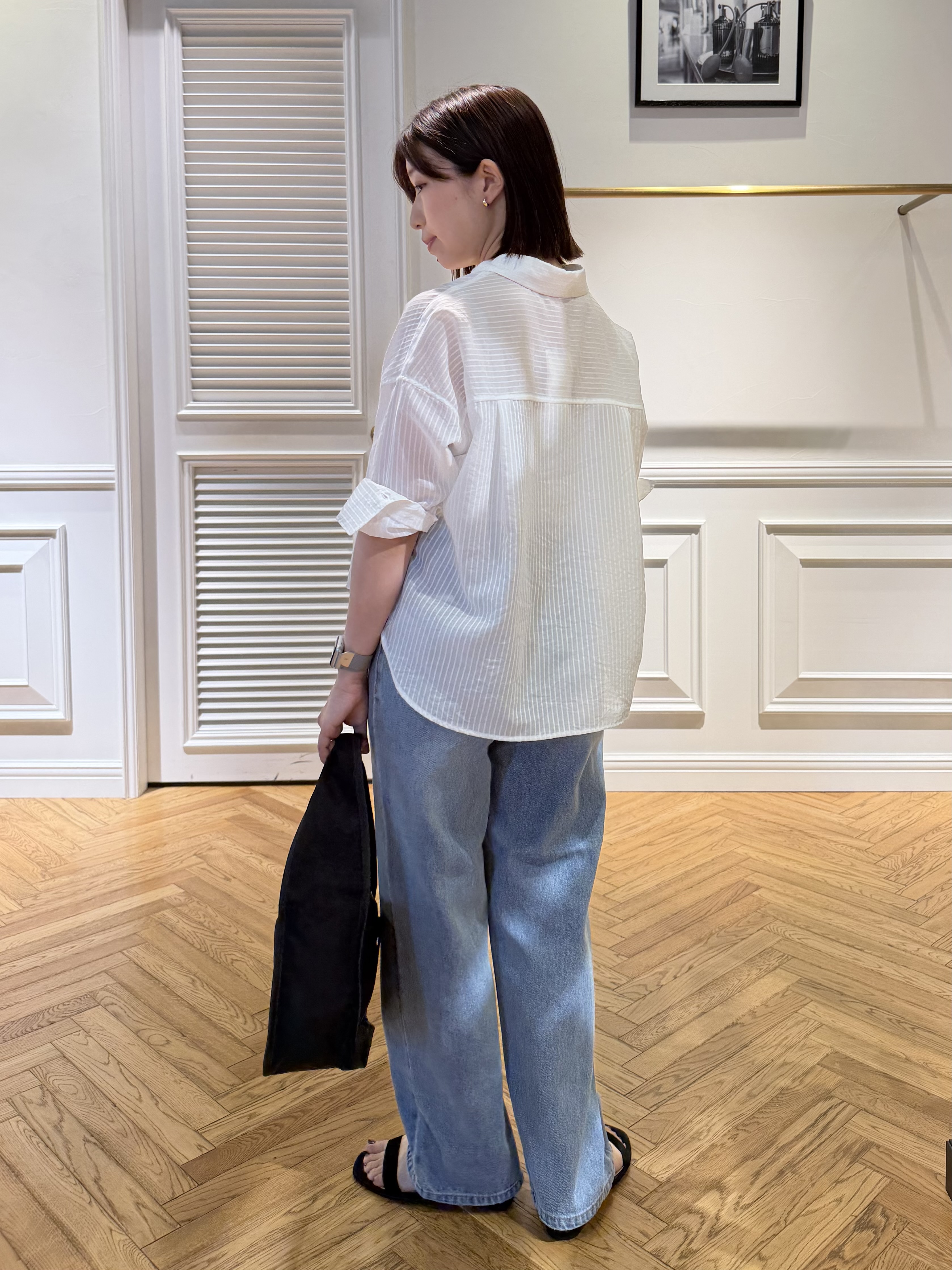 つじ まこさんの「DRESSTERIOR｜シアーストライプクロップドシャツ」を使ったコーディネート