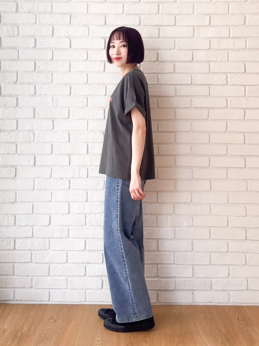 𝐜𝐡𝐢𝐤𝐚さんの「SHOO･LA･RUE｜【S-LL】大人っぽく着られる ジェルロゴプリントTシャツ」を使ったコーディネート