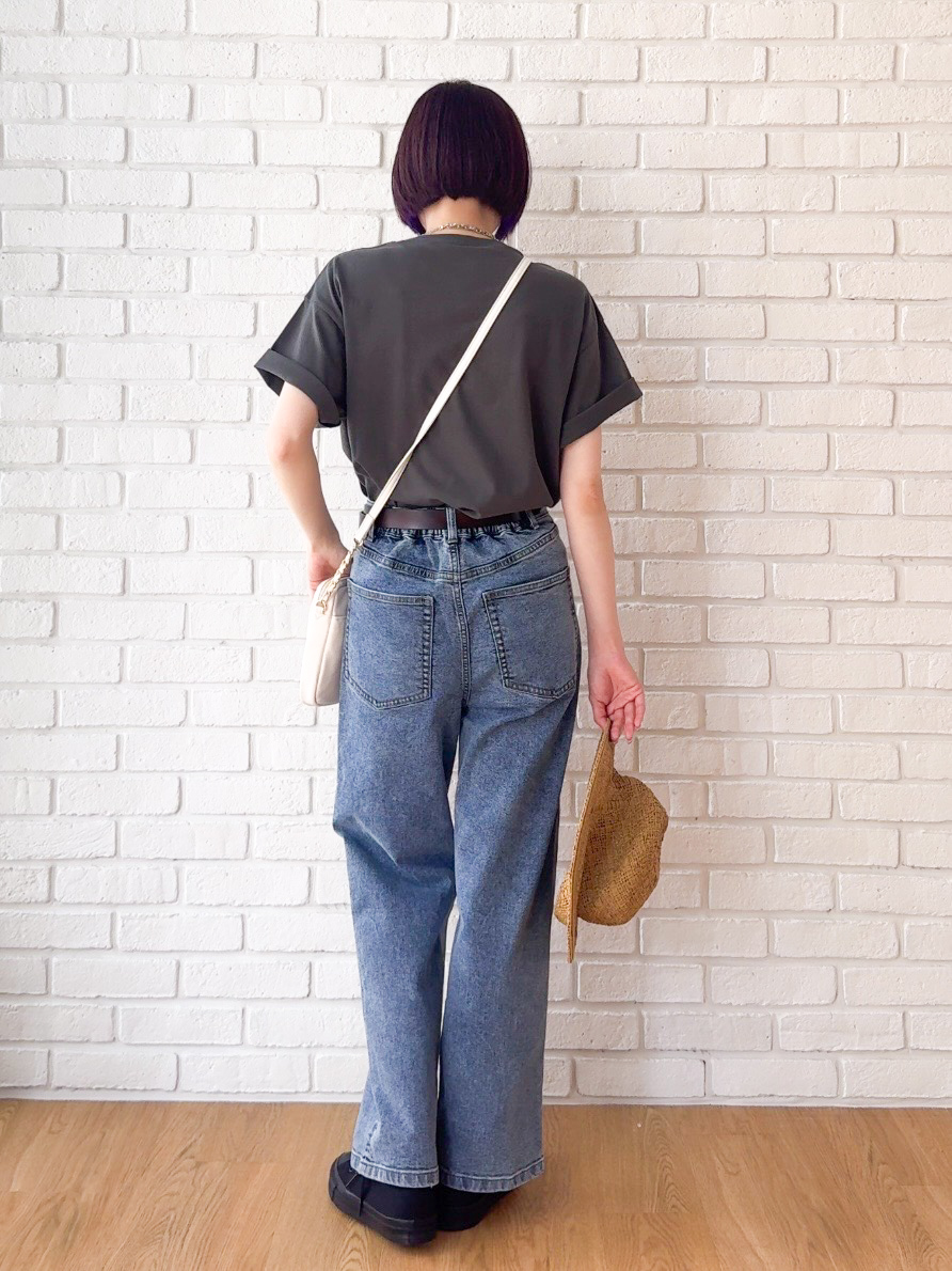 𝐜𝐡𝐢𝐤𝐚さんの「SHOO･LA･RUE｜【S-LL】大人っぽく着られる ジェルロゴプリントTシャツ」を使ったコーディネート
