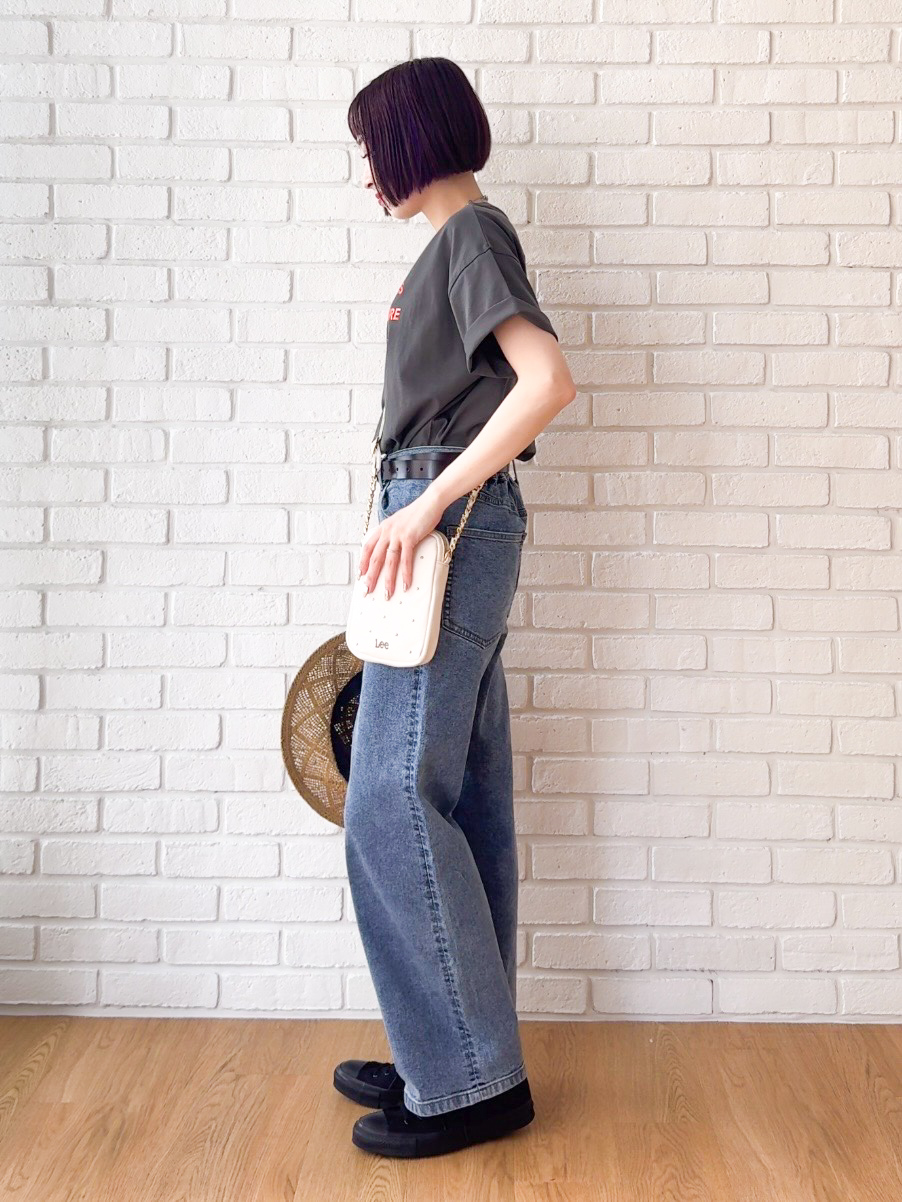 𝐜𝐡𝐢𝐤𝐚さんの「SHOO･LA･RUE｜【S-LL】大人っぽく着られる ジェルロゴプリントTシャツ」を使ったコーディネート