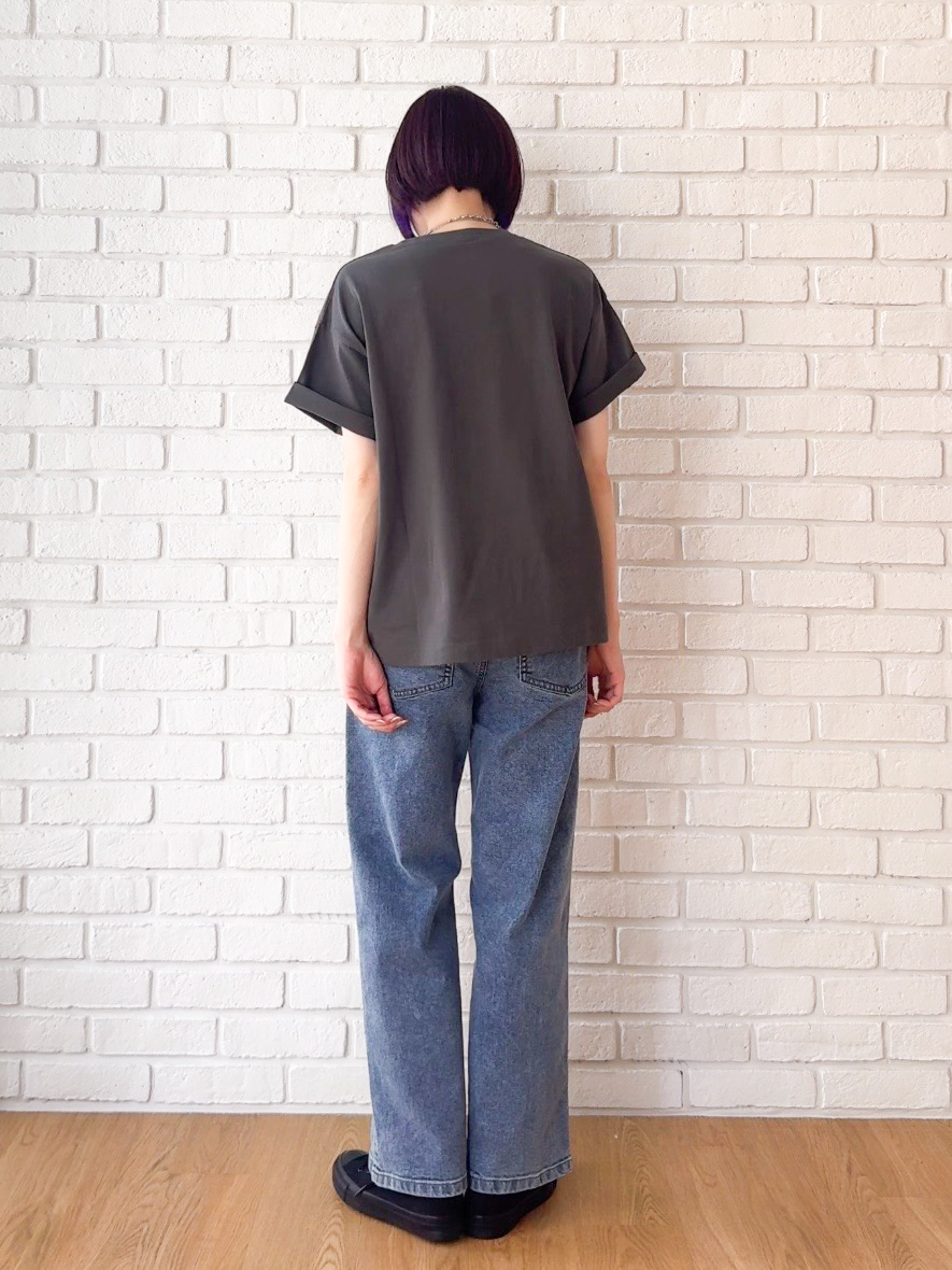 𝐜𝐡𝐢𝐤𝐚さんの「SHOO･LA･RUE｜【S-LL】大人っぽく着られる ジェルロゴプリントTシャツ」を使ったコーディネート