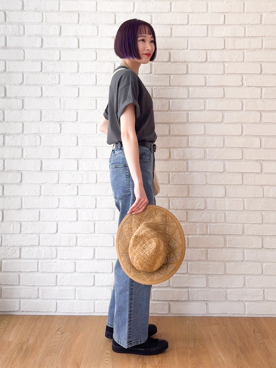 𝐜𝐡𝐢𝐤𝐚さんの「SHOO･LA･RUE｜【S-LL】大人っぽく着られる ジェルロゴプリントTシャツ」を使ったコーディネート