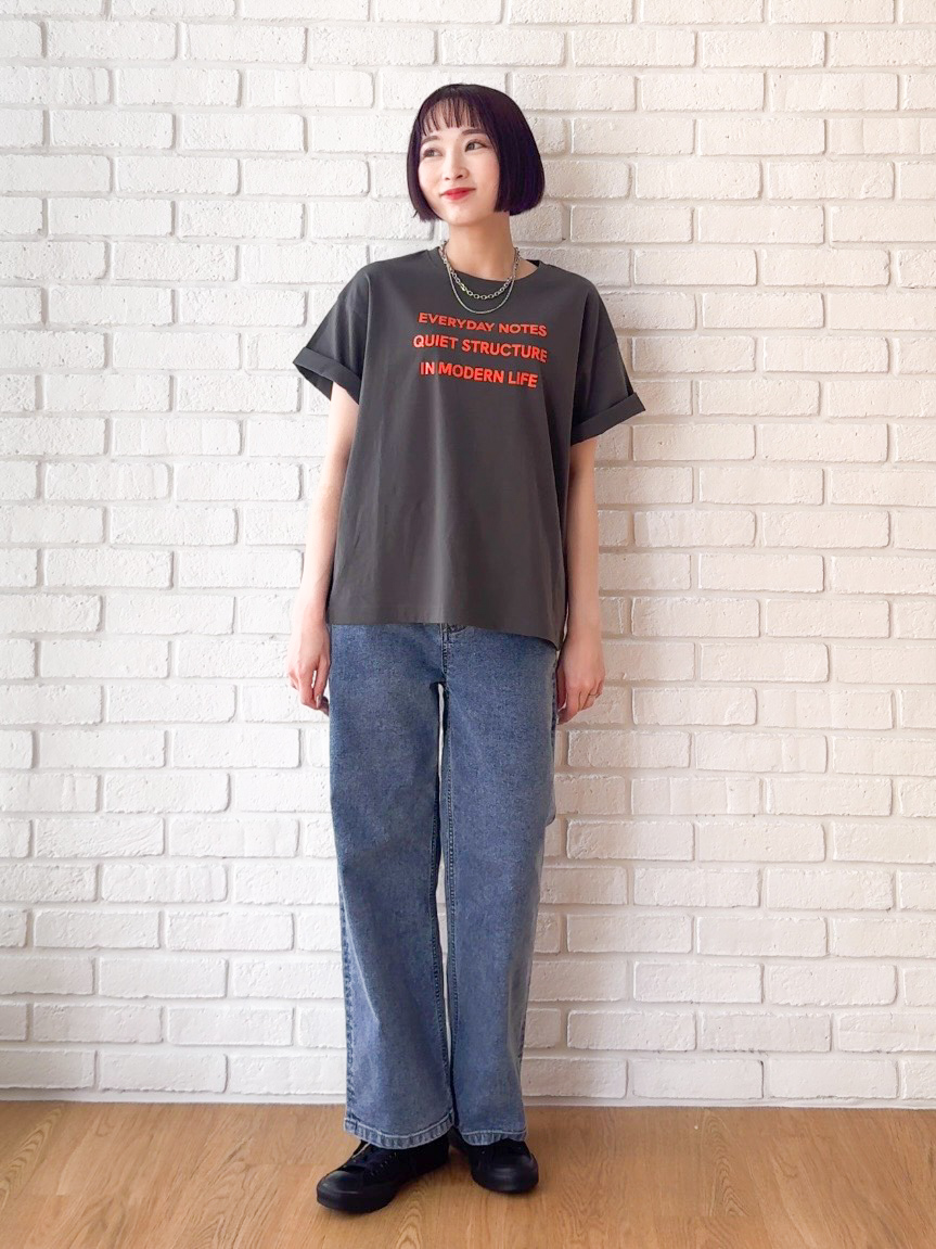 𝐜𝐡𝐢𝐤𝐚さんの「SHOO･LA･RUE｜【S-LL】大人っぽく着られる ジェルロゴプリントTシャツ」を使ったコーディネート