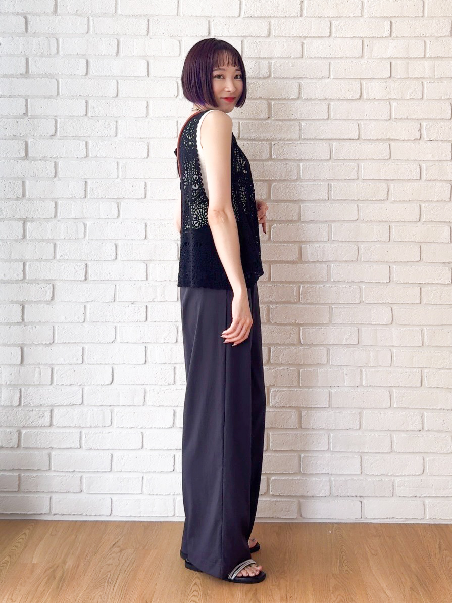𝐜𝐡𝐢𝐤𝐚さんの「SHOO･LA･RUE｜【2点セット/体型カバー】クロシェ編みベスト+ロゴT」を使ったコーディネート