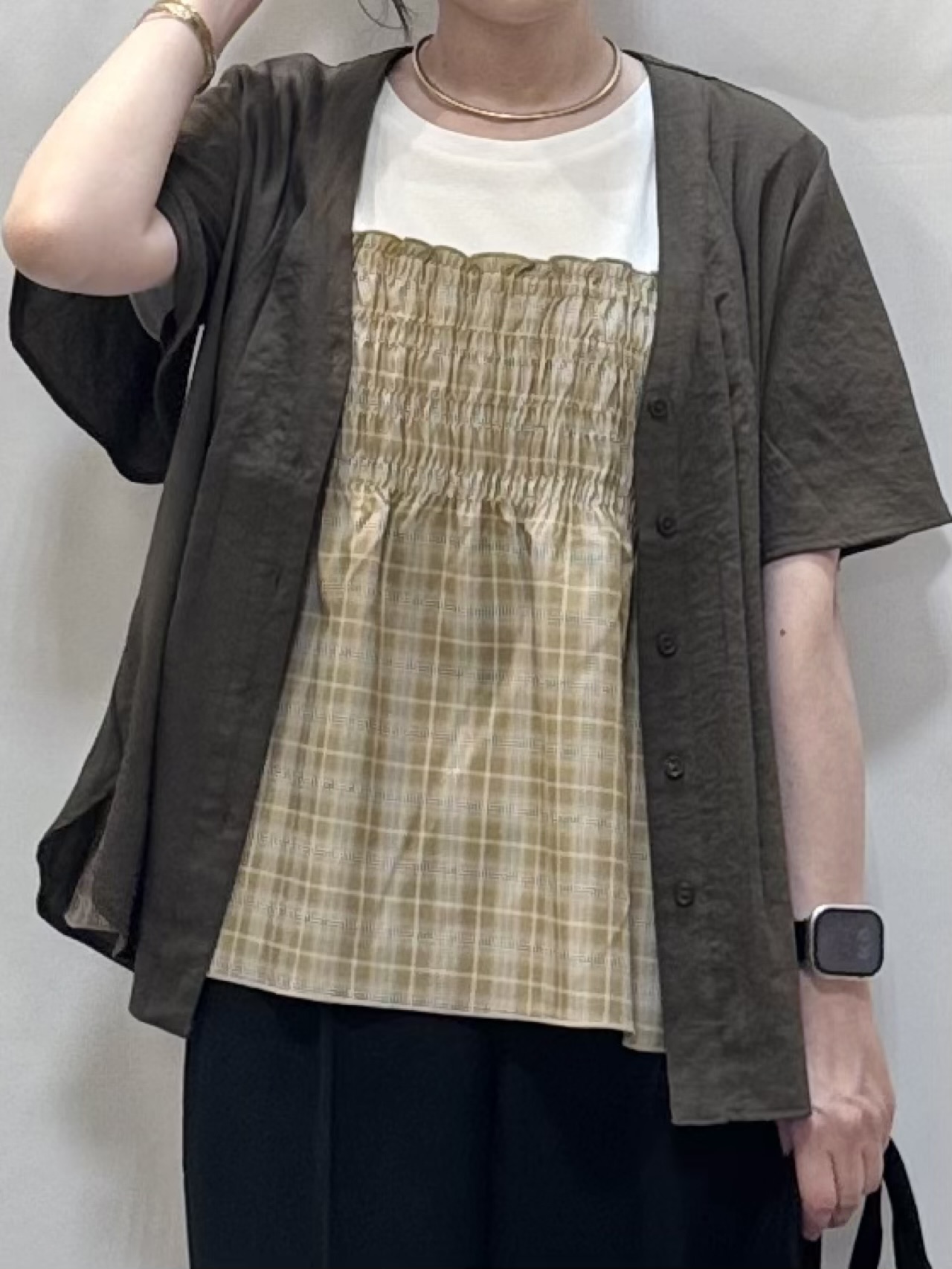 𝐇𝐢𝐫𝐨𝐦𝐢さんの「SHOO･LA･RUE｜【セットアップ可/洗濯機可】サラっと着られる 麻調Ⅴネックタックブラウス」を使ったコーディネート