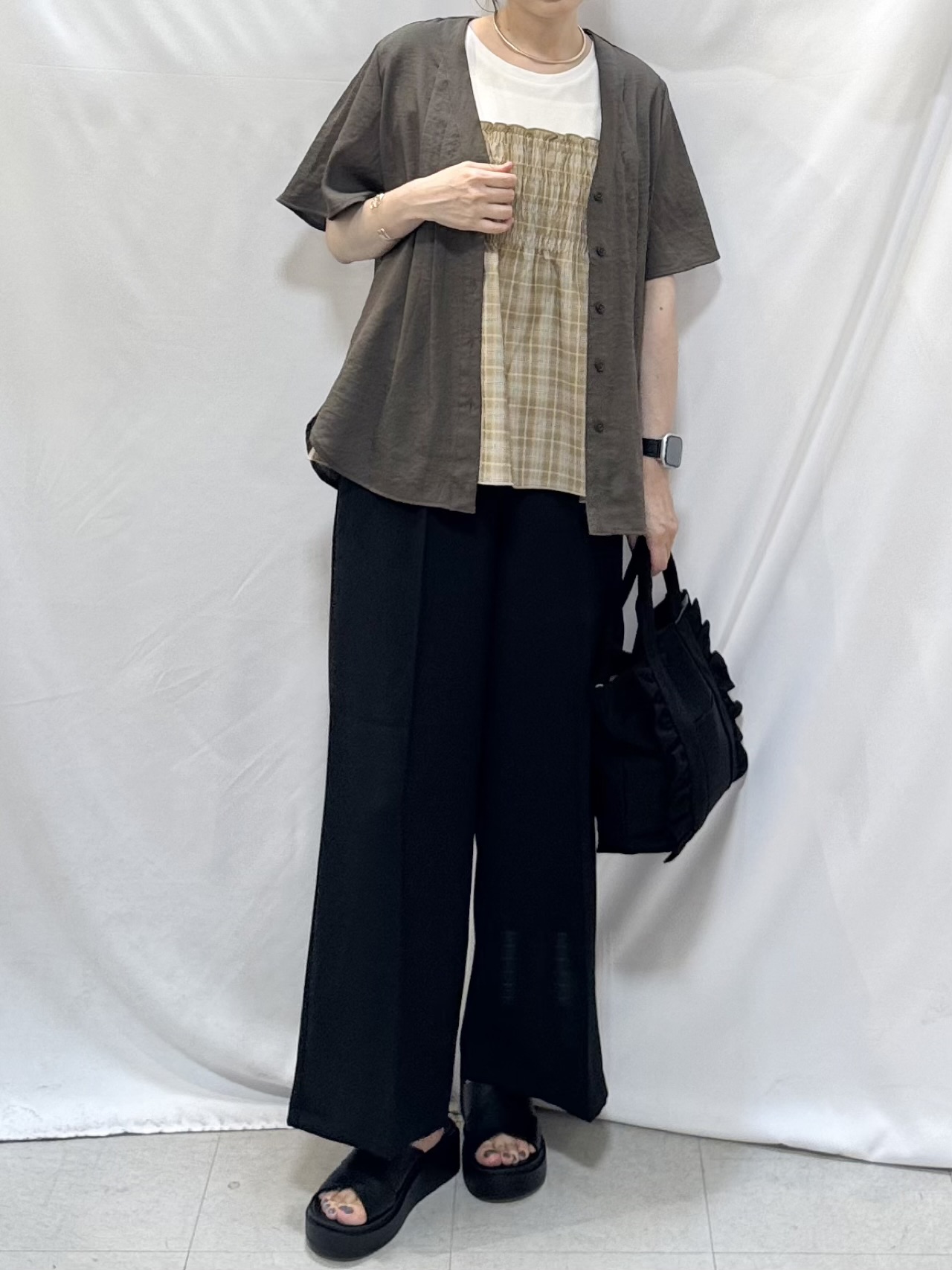 𝐇𝐢𝐫𝐨𝐦𝐢さんの「SHOO･LA･RUE｜【セットアップ可/洗濯機可】サラっと着られる 麻調Ⅴネックタックブラウス」を使ったコーディネート