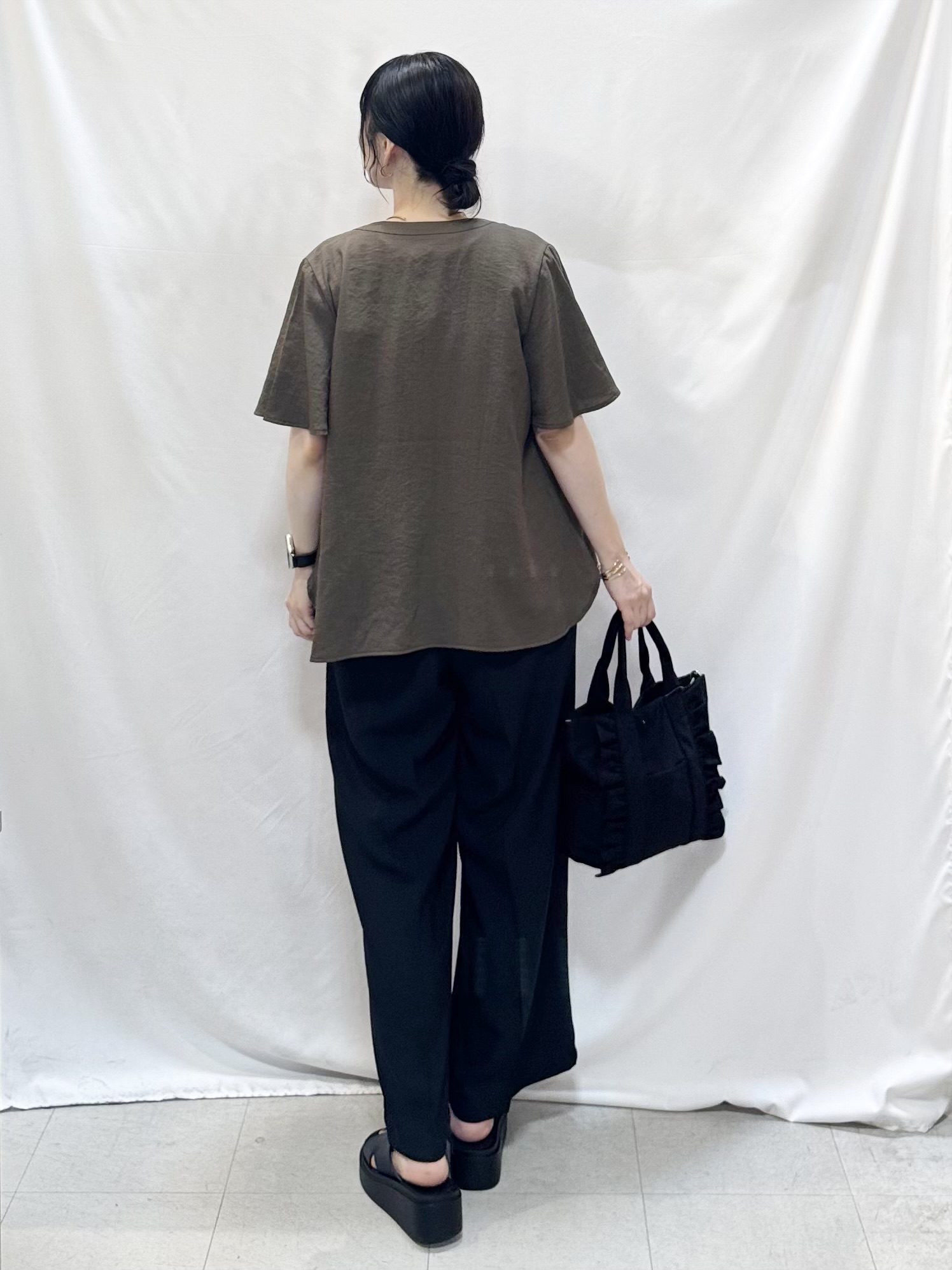 𝐇𝐢𝐫𝐨𝐦𝐢さんの「SHOO･LA･RUE｜【セットアップ可/洗濯機可】サラっと着られる 麻調Ⅴネックタックブラウス」を使ったコーディネート