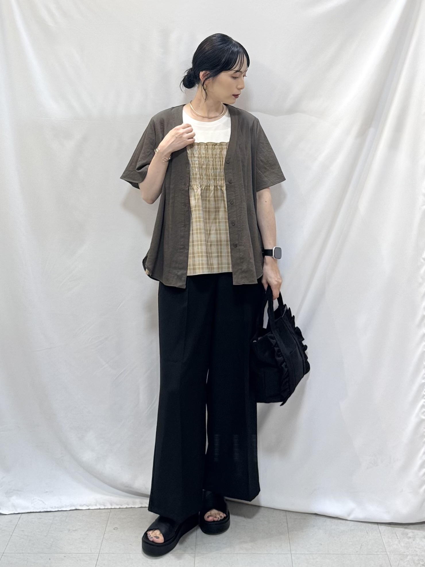 𝐇𝐢𝐫𝐨𝐦𝐢さんの「SHOO･LA･RUE｜【セットアップ可/洗濯機可】サラっと着られる 麻調Ⅴネックタックブラウス」を使ったコーディネート