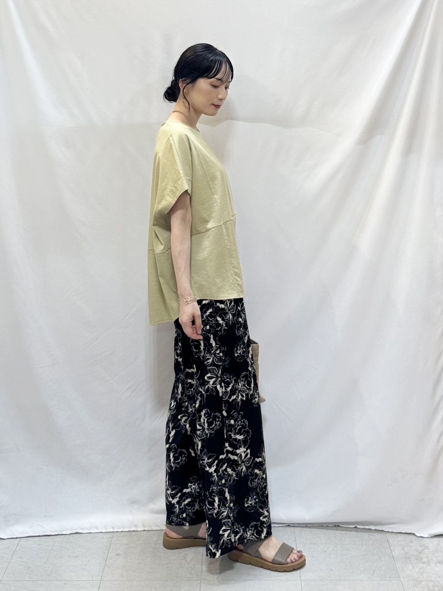 𝐇𝐢𝐫𝐨𝐦𝐢さんの「SHOO･LA･RUE｜【洗濯機可/セットアップ可】軽凛(かろりん) シンプル上品 ひんやり切替コクーントップス」を使ったコーディネート
