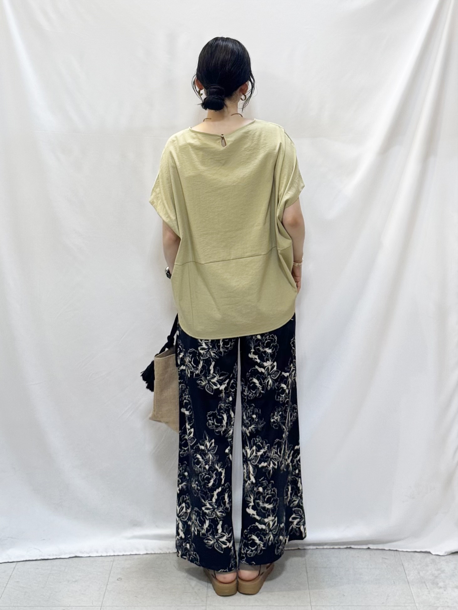 𝐇𝐢𝐫𝐨𝐦𝐢さんの「SHOO･LA･RUE｜【洗濯機可/セットアップ可】軽凛(かろりん) シンプル上品 ひんやり切替コクーントップス」を使ったコーディネート