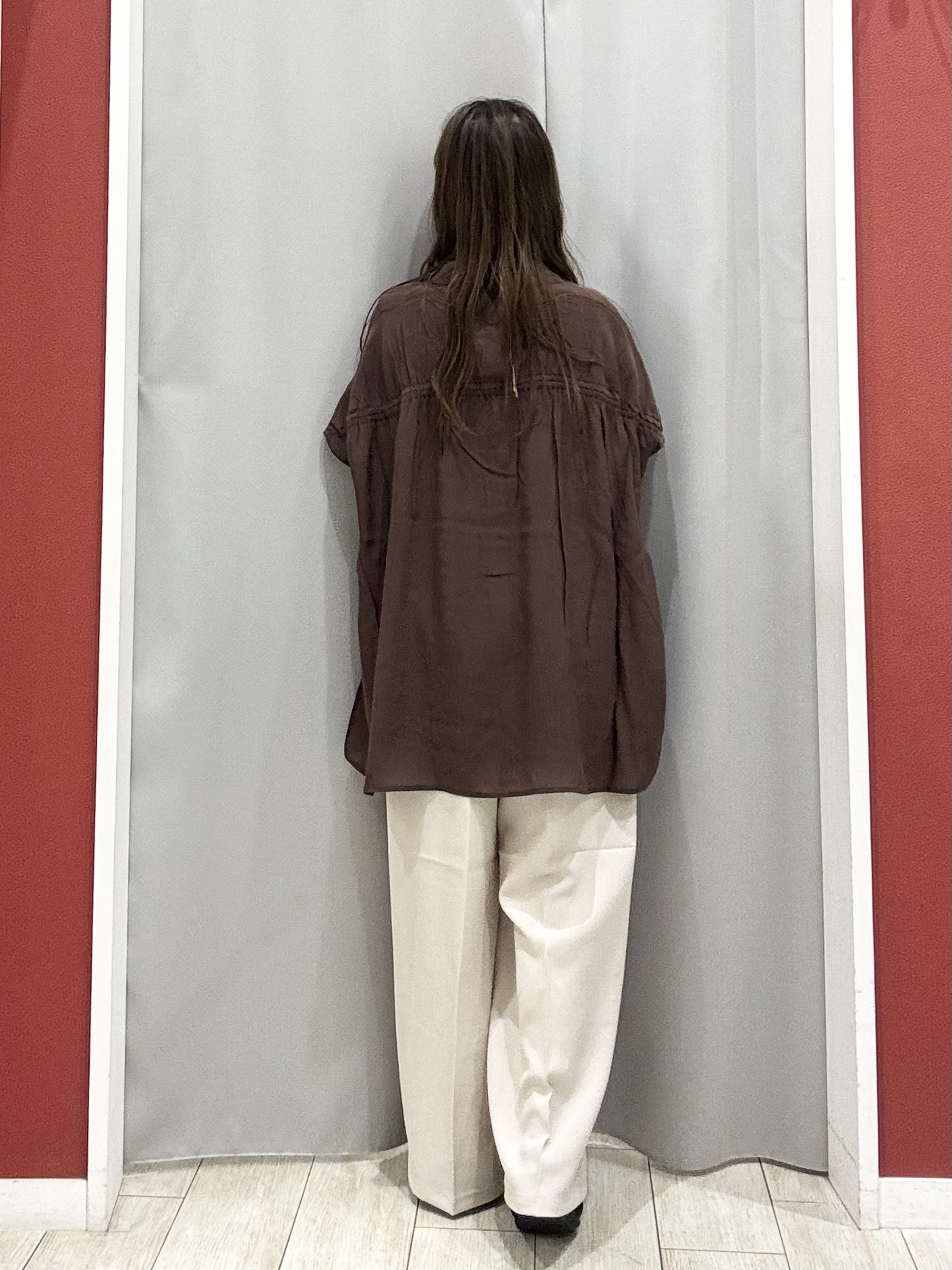 shioさんの「SHOO･LA･RUE｜【ひんやり/UV】ほんのりシアーで上品な バックギャザーブラウス」を使ったコーディネート