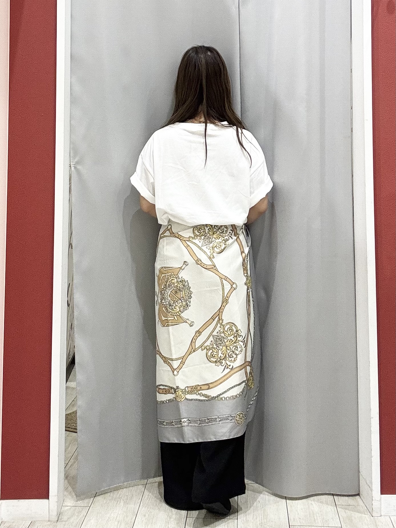 shioさんの「SHOO･LA･RUE｜【S-LL/洗濯機可】大人っぽく着られる ジェルロゴプリントTシャツ」を使ったコーディネート