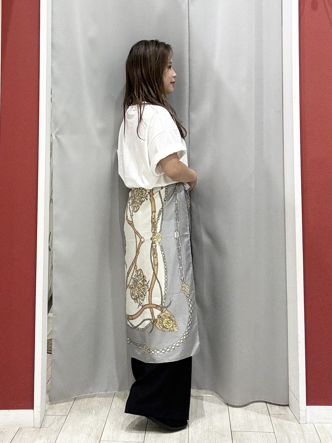 shioさんの「SHOO･LA･RUE｜【S-LL/洗濯機可】大人っぽく着られる ジェルロゴプリントTシャツ」を使ったコーディネート