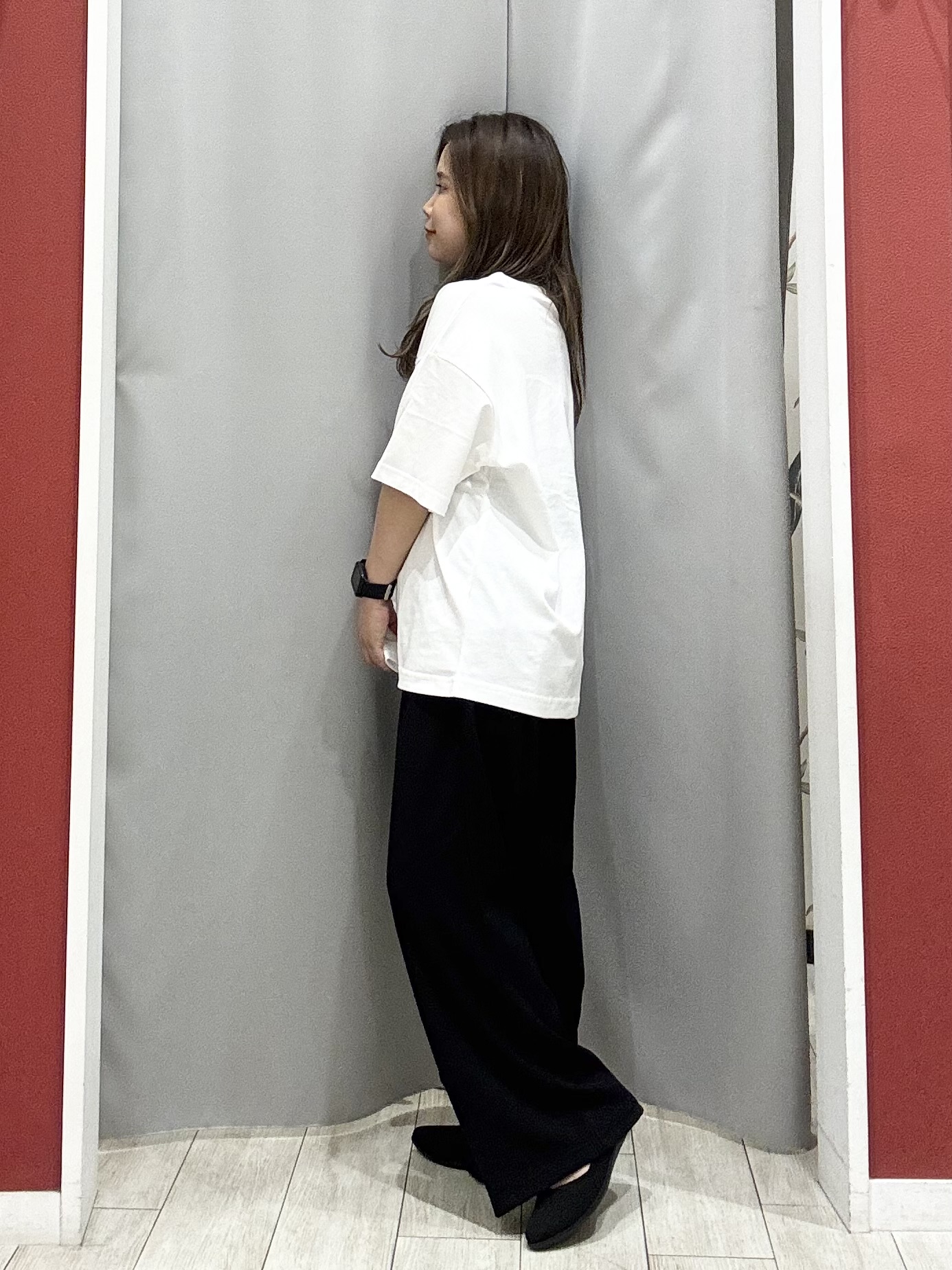 shioさんの「SHOO･LA･RUE｜【S-LL/洗濯機可】大人っぽく着られる ジェルロゴプリントTシャツ」を使ったコーディネート