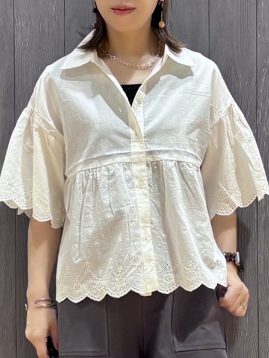 meiさんの「SHOO･LA･RUE｜【洗濯機可/綿100％】刺繍レースがこなれ見え インせず着られるペプラムブラウス」を使ったコーディネート