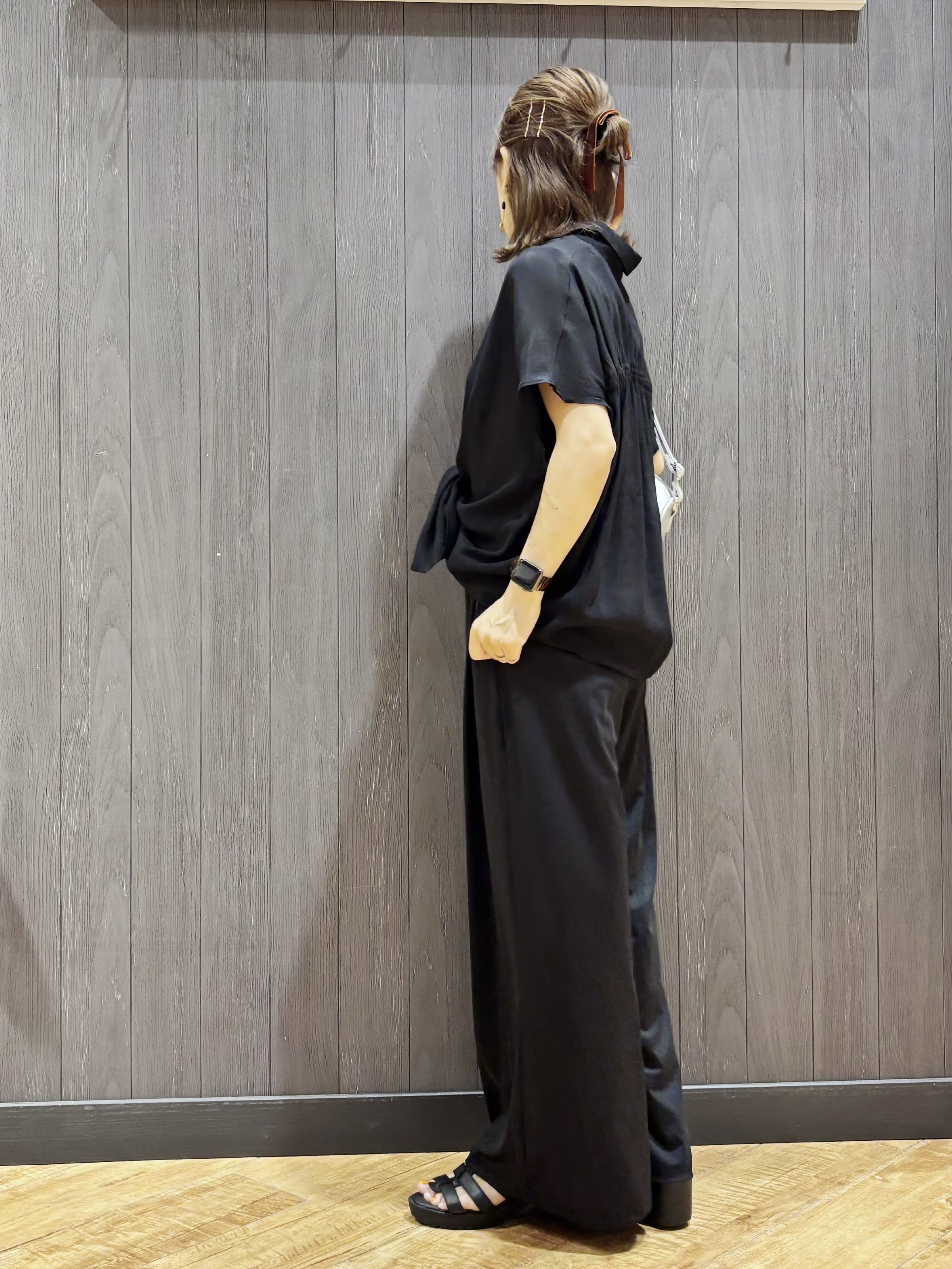 meiさんの「SHOO･LA･RUE｜【ひんやり/UV】ほんのりシアーで上品な バックギャザーブラウス」を使ったコーディネート